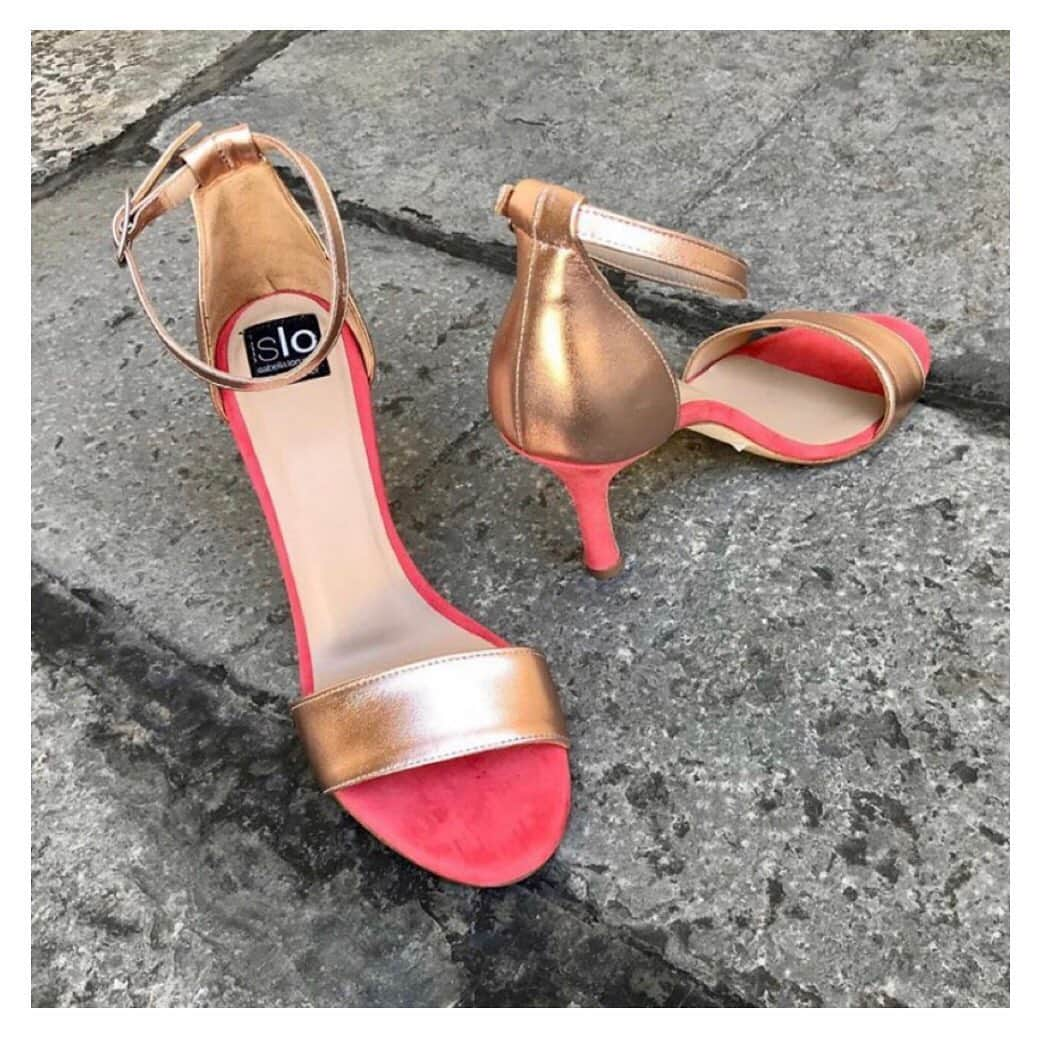 イズロさんのインスタグラム写真 - (イズロInstagram)「#islo #isloshoes #isloisabellalorusso #shoes #suede #heels #tacchi #details #shopping #shop #rivenditore #retailer #scarpelangolo #morbegno #fashion #style #moda #shoppingonline #madeinitaly #david #staytuned」6月14日 1時16分 - islo_isabellalorusso