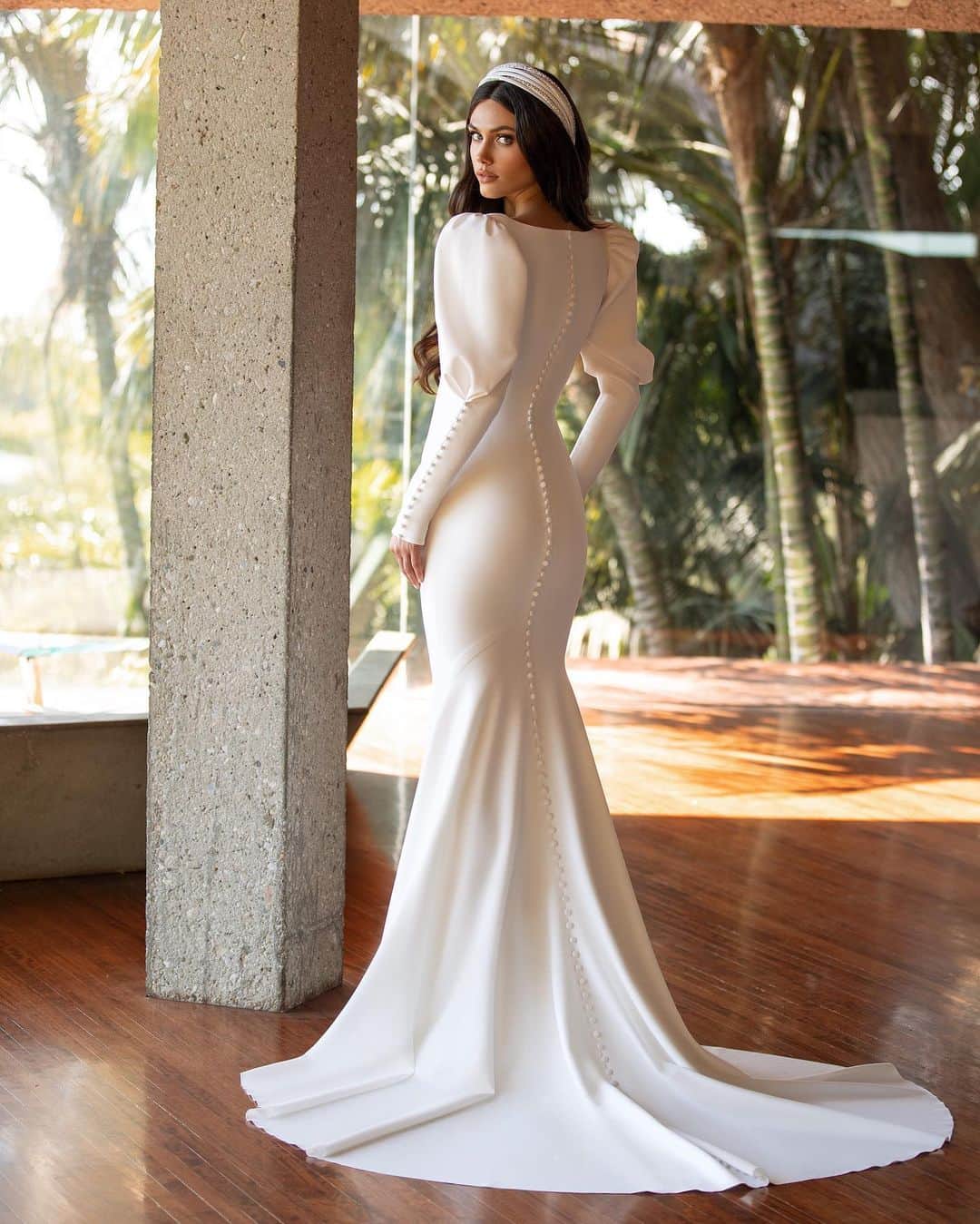 Pronoviasさんのインスタグラム写真 - (PronoviasInstagram)「All about the puffed sleeves of the Turner dress. Discover the Hollywood Glamour Cruise Collection. Click on the link in bio. #Pronovias」6月14日 1時17分 - pronovias