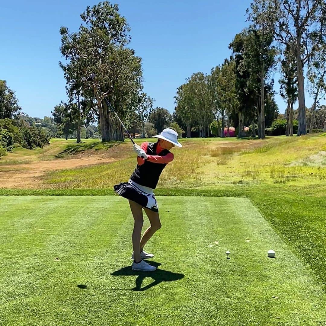 アンナ・ローソンのインスタグラム：「When it’s breezy swing easy! 😜 @pxg #pxgapparel」