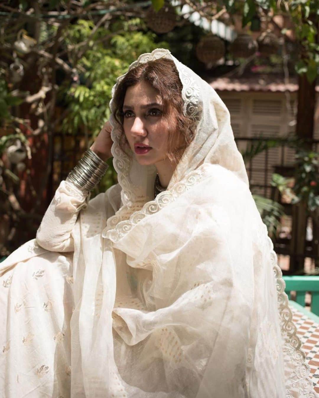Indianstreetfashionさんのインスタグラム写真 - (IndianstreetfashionInstagram)「Mahira Khan carries every look with utmost grace and perfection here is @mahirahkhan , in a Nawabi Karandi kaccha tilla gharara, paired with a cotton net shirt, decorated with elaborate marrori patterns embezzled with tilla from the house of @mohsin.naveed.ranjha . The dupatta is a handloomed organza with scalloped borders and our signature embroidery.  Muse: @mahirahkhan Photography: @shahbazshaziofficial MUA: @iambabarzaheer  #indianstreetfashion @indianstreetfashion #indianwedding  #wedding #weddingsofinstagram #instawedding  #covidweddingplanning #bridesofindia #bridesofinstagram #indianbridaloutfit #weddinglook  #bridestyle #weddingtrend #trend #jewellery #weddinginspo #weddingplanner #weddingblogger #destinationwedding #MNR #MNRDesignStudio #vintage #traditional #MNRFormals #MNRDesigns #InstaStyle #MNRxMahiraKhan #MahiraKhan #MohsinNaveedRanjha」6月14日 1時27分 - indianstreetfashion