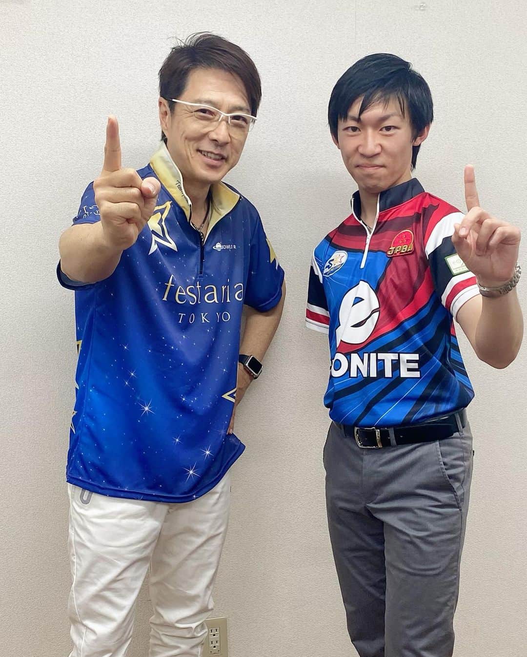 黒田アーサーさんのインスタグラム写真 - (黒田アーサーInstagram)「発売中のボウリングマガジン7月号！今月の僕の連載コラム「黒田アーサー芸能人No.1ボウラー への道」は谷合貴志プロとの対談です！普段から仲良しなのでとても楽しく、勉強になるお話しが沢山出て来ます😉👍とても今月号では足りなくて、8月号も連続で谷合くんが登場します（笑）ちなみに今月の表紙は大石奈緒ちゃん💕旦那さんの菊池プロと夫婦で仲良しです😊 #ボウリングマガジン #7月号 #黒田アーサー #連載コラム #今月のゲスト #谷合貴志プロ  #話しが面白すぎて #8月号も連続ゲスト #ボウリング愛 #ボウリングの楽しさ知って欲しい #bowling #볼링」6月14日 1時28分 - kuroda_arthur