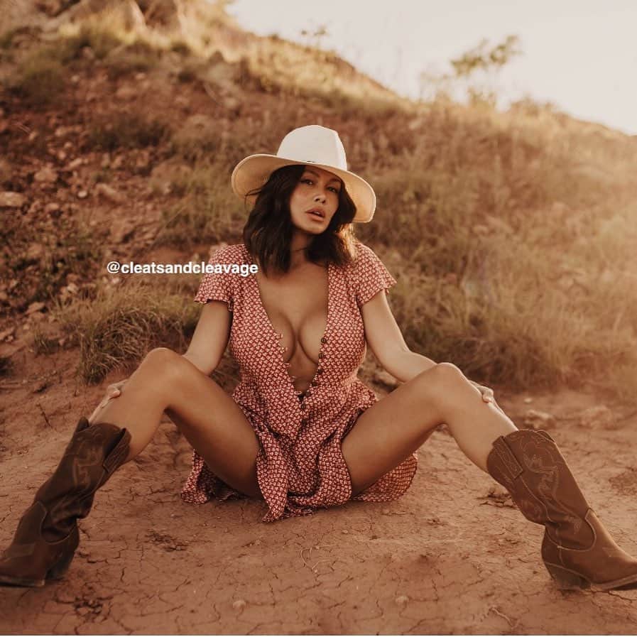 Ava Fioreさんのインスタグラム写真 - (Ava FioreInstagram)「So I’m not much of a “picture taker”, but thank God for @jilliannecampbellphoto 😍 absolutely loved doing this shoot. I had to wear boots of course being in Lubbock, Texas and all😜CLICK LINK IN BIO FOR MORE 👀💁🏻‍♀️love Ava Fiore」6月14日 1時32分 - cleatsandcleavage