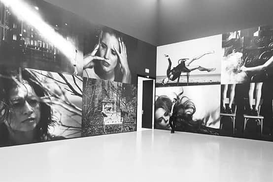 ピーター・リンドバーグさんのインスタグラム写真 - (ピーター・リンドバーグInstagram)「'UNTOLD STORIES' seen through the eyes of its visitors  On view at the Kunstpalast Düsseldorf until 12 July 2020  Photo credits: 1. @peterkrieger.de 2. @alexanderehhalt 3. @attiluj 4. @laurablebea 5. @pedyfotografie  #LindberghUntoldStories #LindberghKunstpalast #Duesseldorf #Kunstpalast #TASCHEN」6月14日 1時59分 - therealpeterlindbergh