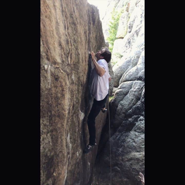 ダニエル・ウッズのインスタグラム：「2nd asc. of a new line put up by @fausey. Amazing suspended 20 foot slightly overhung bloc. Crux moves at the top. Gotta dominate a left hand sloping 8mm edge... maybe an 11 banger? ⭐⭐⭐⭐」