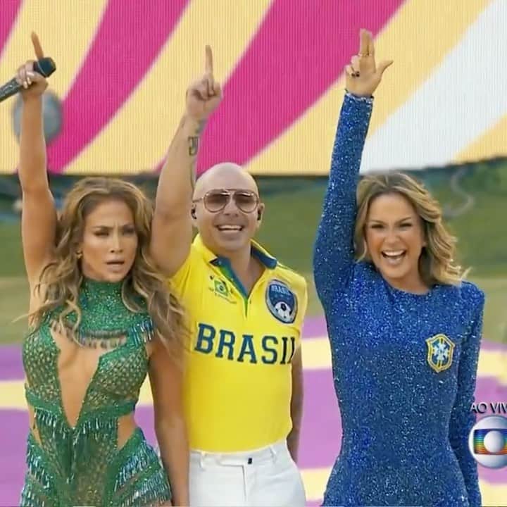 Claudia Leitteのインスタグラム：「O início de um sonho//Deu tudo certo! ———————————————————— Ps. Tudo misturado num vídeo só! rsrsrs ps2. Faz 6 anos! 😱 #CopaDoMundo #FifaWorldCup #WeAreOne」