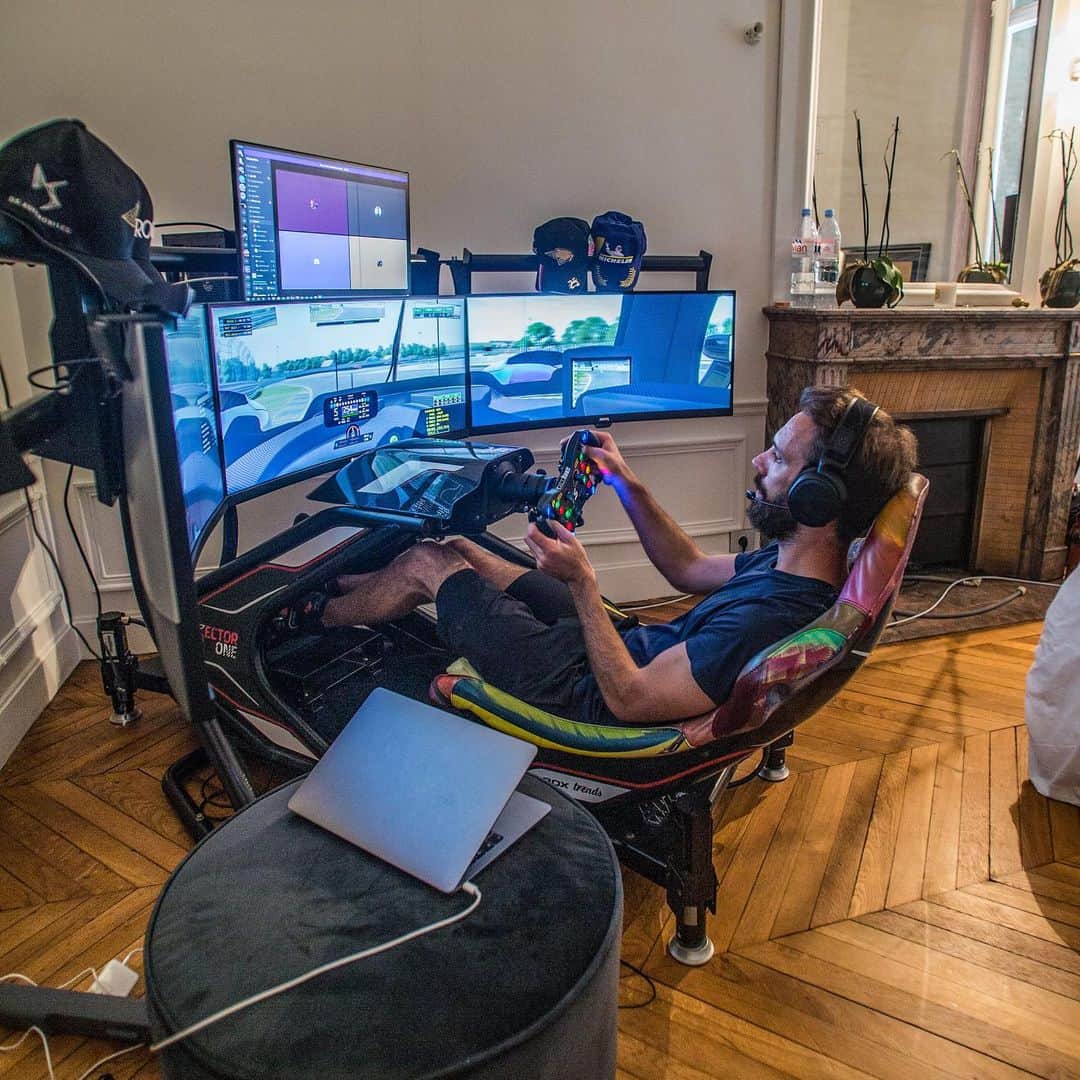 ジャン＝エリック・ベルニュのインスタグラム：「Twenty hours to go @veloce_esports Thanx @rssimulation for the great set up! @24heuresdumans  #LeMans24Virtual #LeMans24 #VeloceEsports #JEV24 #RSSimulation #DSAutomobiles #BOSS #TagHeuer 📸 @cinemi_studio」
