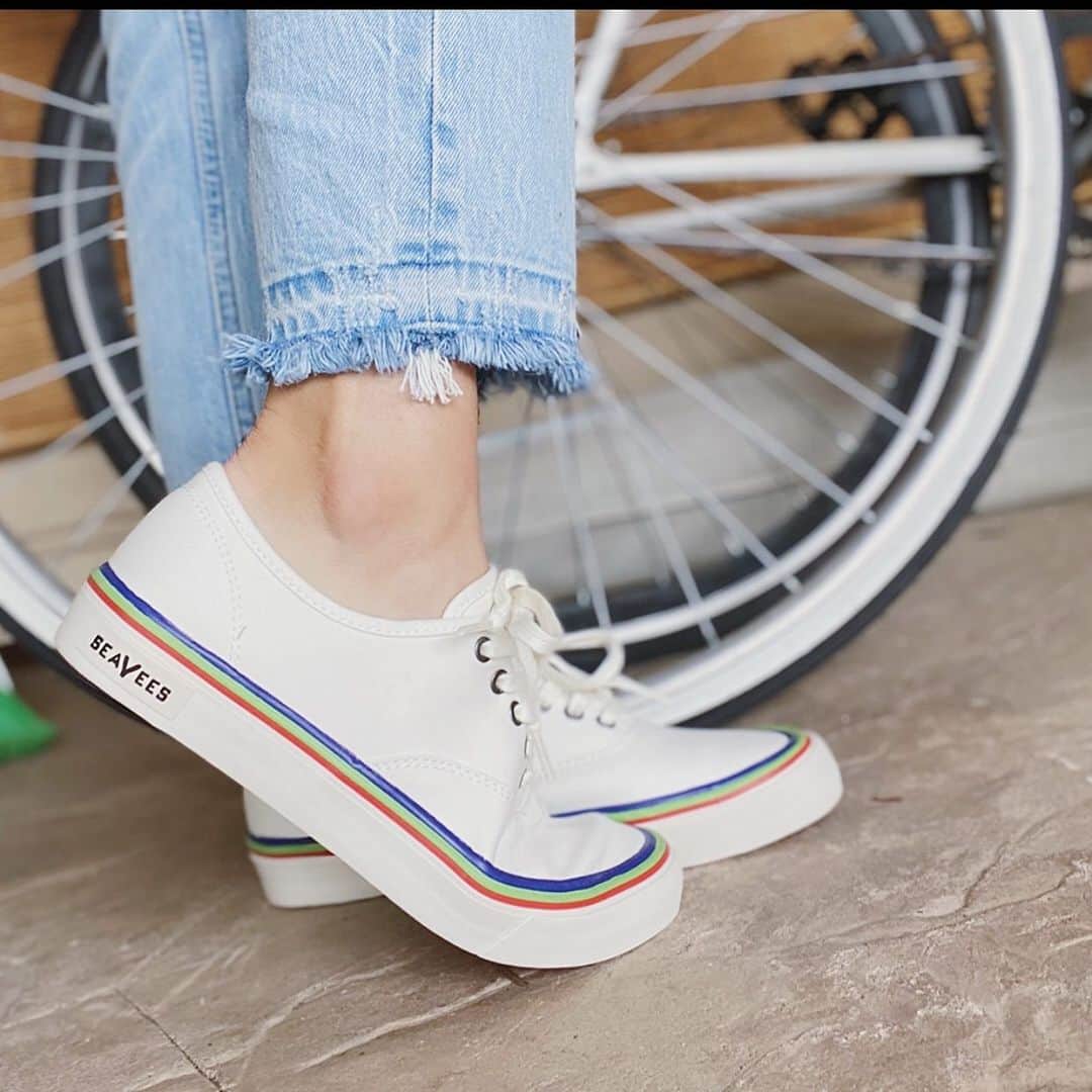 シービーズのインスタグラム：「Today, in our second installment of POW (home edition): Product of the Week, Michaela & Jackson from the Customer Success crew are walking us through the Legend from our Pride Collection. Head to our stories for a detailed review of what makes this shoe and collection so special.⁣ ⁣⁣ ⁣🌈GIVEAWAY CLOSED🌈Although this Legend style has already sold through, we're giving away the Hawthorne from our Pride Collection to spread the love. To enter the giveaway, follow these simple steps:⁣ ⁣⁣ ⁣👉Like this post⁣ ⁣👉Tag (3) friends who celebrates Pride⁣ ⁣👉Winner must be following SeaVees⁣ ⁣⁣ ⁣That’s it! Giveaway closes next Wednesday (6/17). Winner will be DM’d separately. Good luck! 🤞⁣ ⁣⁣ ⁣#giveaway #showupinseavees」