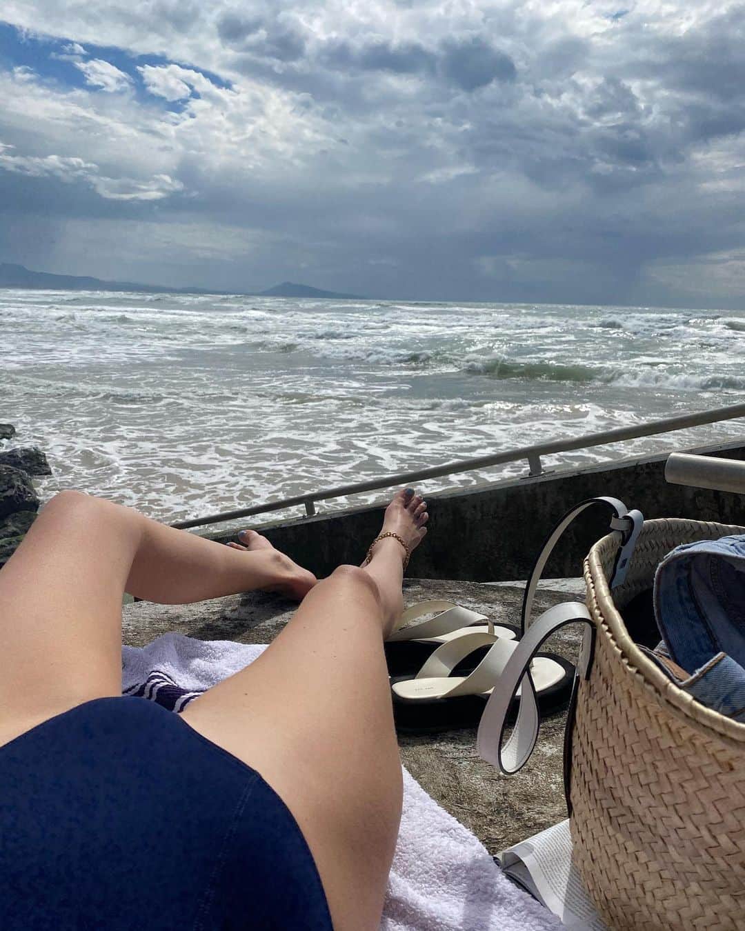 Camille Charriereさんのインスタグラム写真 - (Camille CharriereInstagram)「Surfer wife life: the waiting games」6月14日 2時32分 - camillecharriere