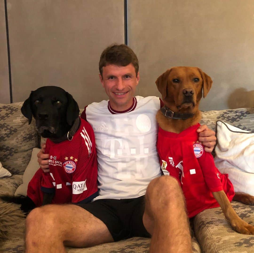 トーマス・ミュラーのインスタグラム：「Good luck for the second half amigos ⚽️💪🏻🏋️‍♂️ #aufgehtsihrroten #comeonboys #dagehtnochwas #wirdrückendiedaumen #zirkzeemachtnocheins」