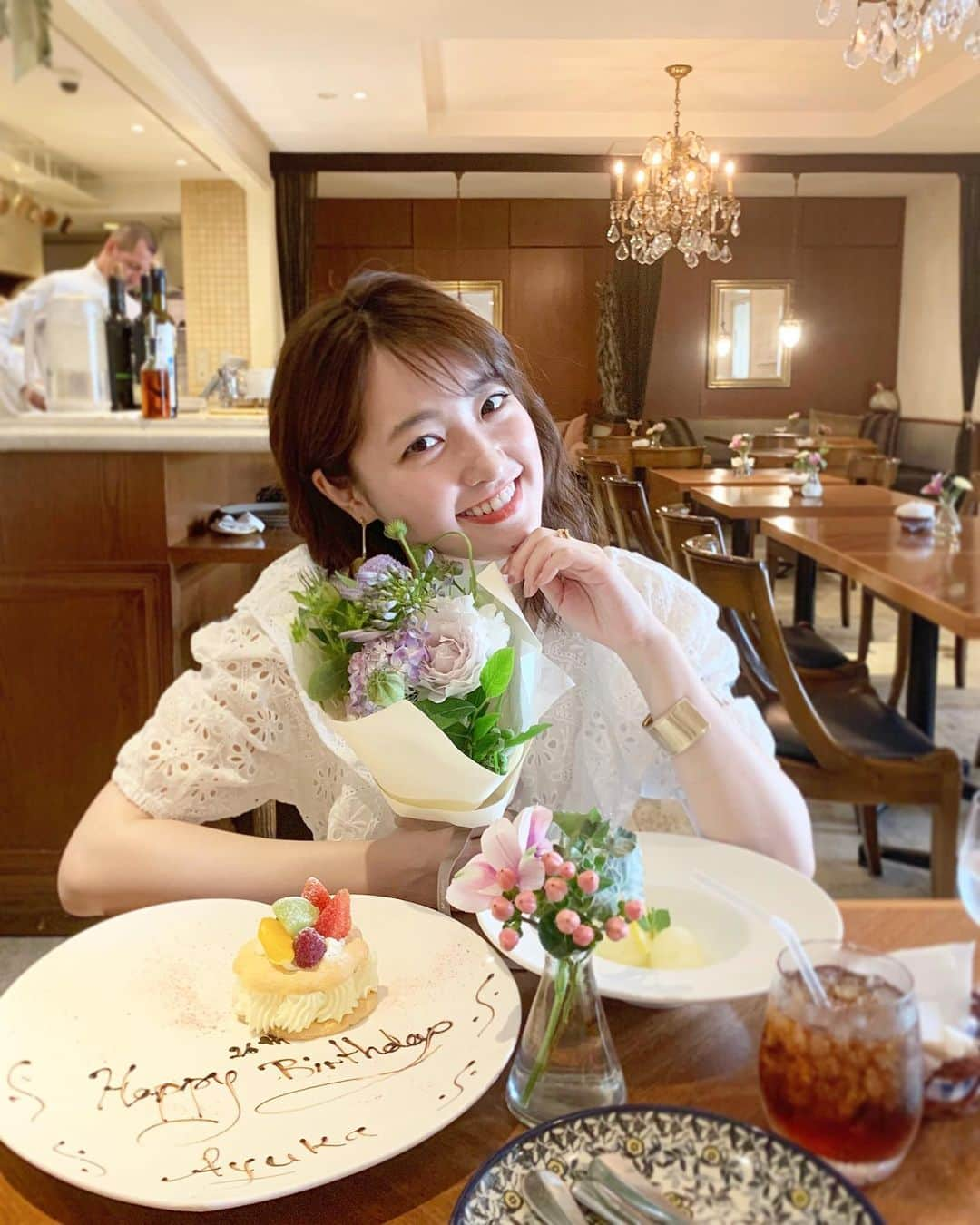 大野愛友佳さんのインスタグラム写真 - (大野愛友佳Instagram)「26歳になりました◡̈ . 大好きな人や大好きなものに囲まれて 幸せな時間...💐 . 25歳も笑顔の時間をありがとう😊 . . 26歳も笑顔の瞬間がつまった1年を😊 . #26thbirthday」6月14日 2時29分 - ohnoayuka