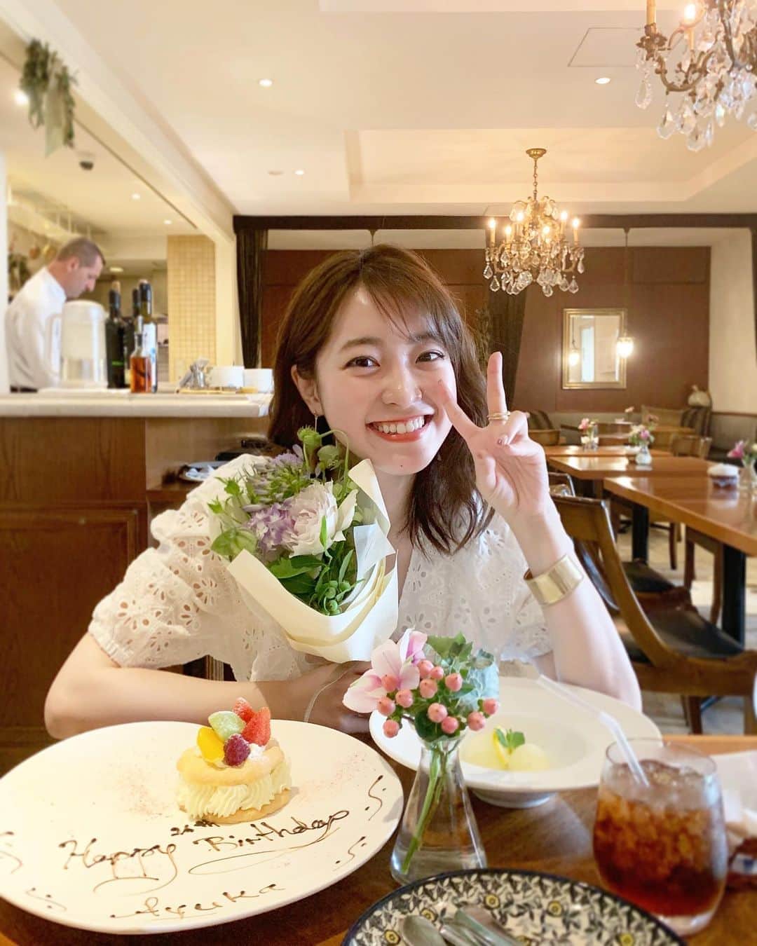 大野愛友佳のインスタグラム：「26歳になりました◡̈ . 大好きな人や大好きなものに囲まれて 幸せな時間...💐 . 25歳も笑顔の時間をありがとう😊 . . 26歳も笑顔の瞬間がつまった1年を😊 . #26thbirthday」