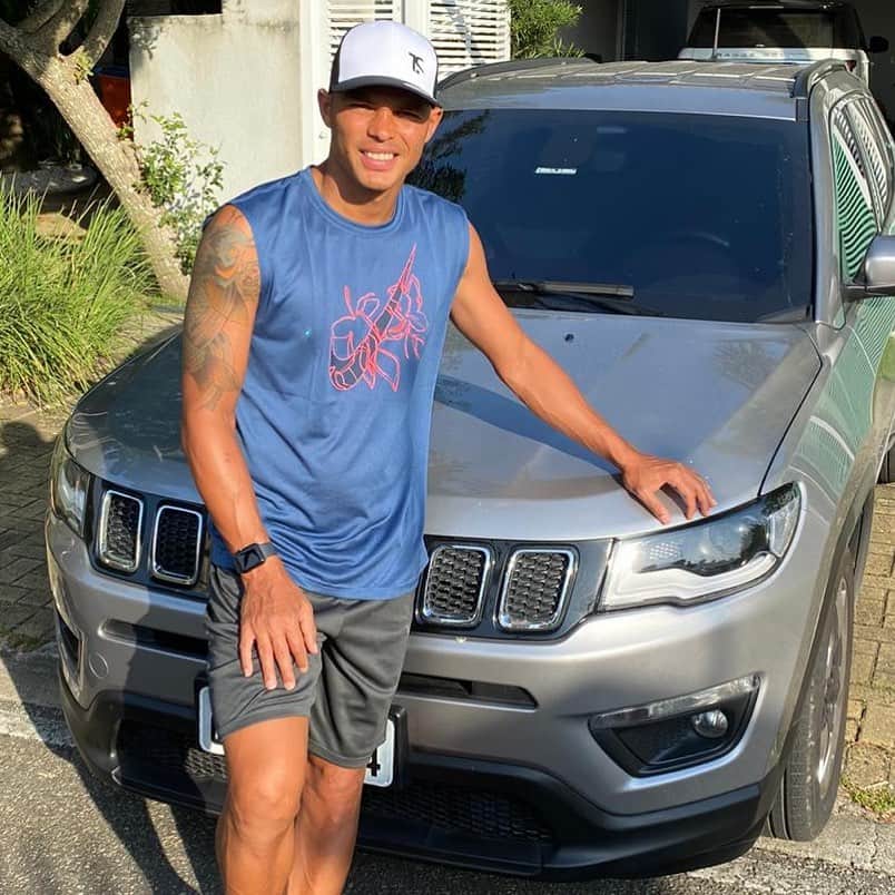 チアゴ・シルヴァのインスタグラム：「Oi Galera, durante essa #40tena no Brasil aluguei um carro na @movidaalugueldecarros por um mês, o serviço Movida Mensal Flex. Os planos são ótimos e super econômicos, com uma frota diversificada, de acordo com a sua necessidade! Espero ter ajudado vocês,  vamos superar esse momento juntos, como um time. • • • #AVidaÉParaSerMovidaComSaúde #MovidaAluguelDeCarros #MovidaAluguel  #ThiagoSilva #FamiliaSilva #CoronaOut #StopCorona #restecheztoi #jesuischezmoi #restezchezvous #fiqueemcasa #fiquememcasa #ficaemcasa #euficoemcasa #stayhome #stayathome #restezalamaison #yomequedoencasa」