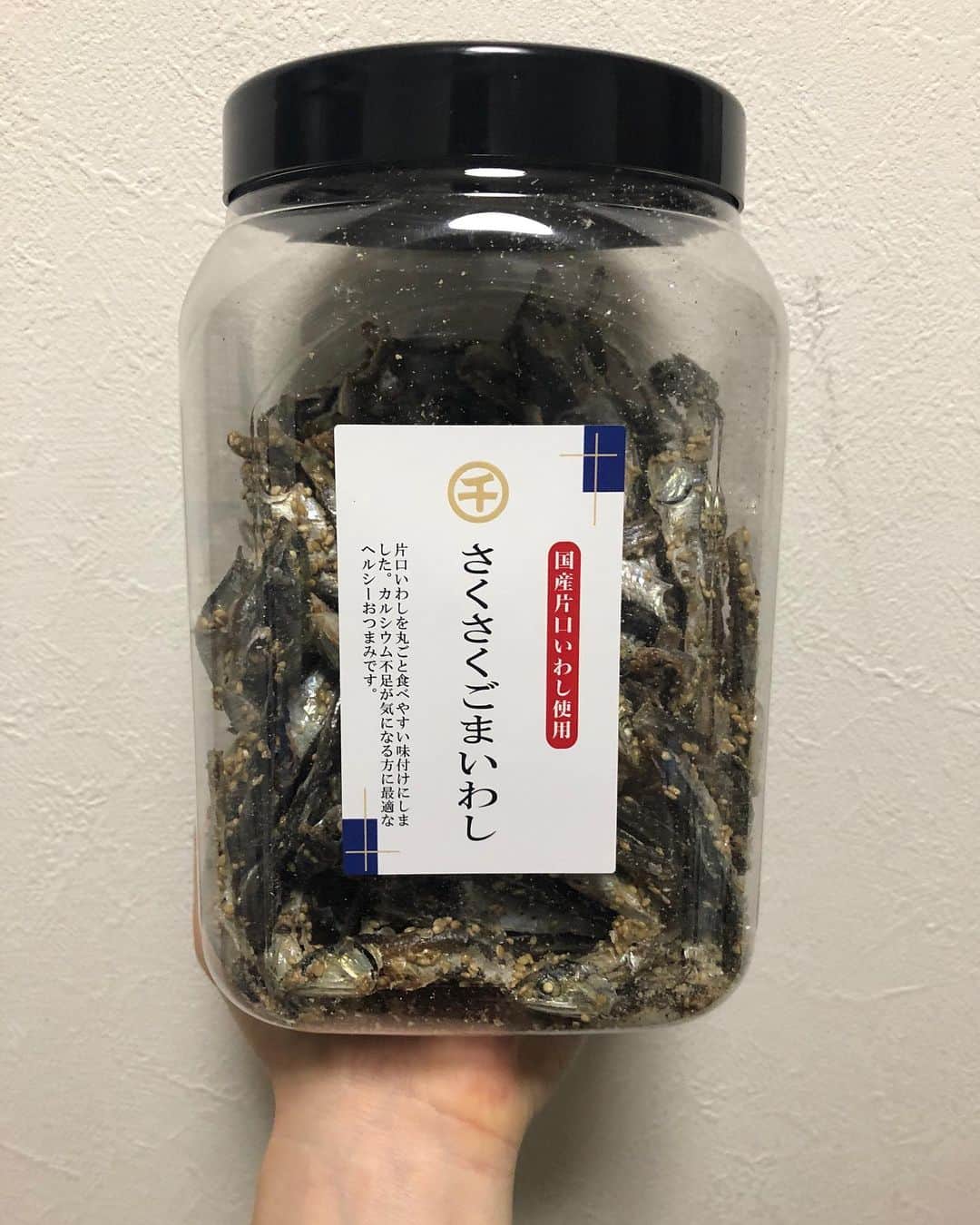 吉澤響のインスタグラム：「帰宅したら玄関の前にこれ（置き配） 最近イライラすることが多いので せめて酒のあてでカルシウムを取ろうかと思います笑」