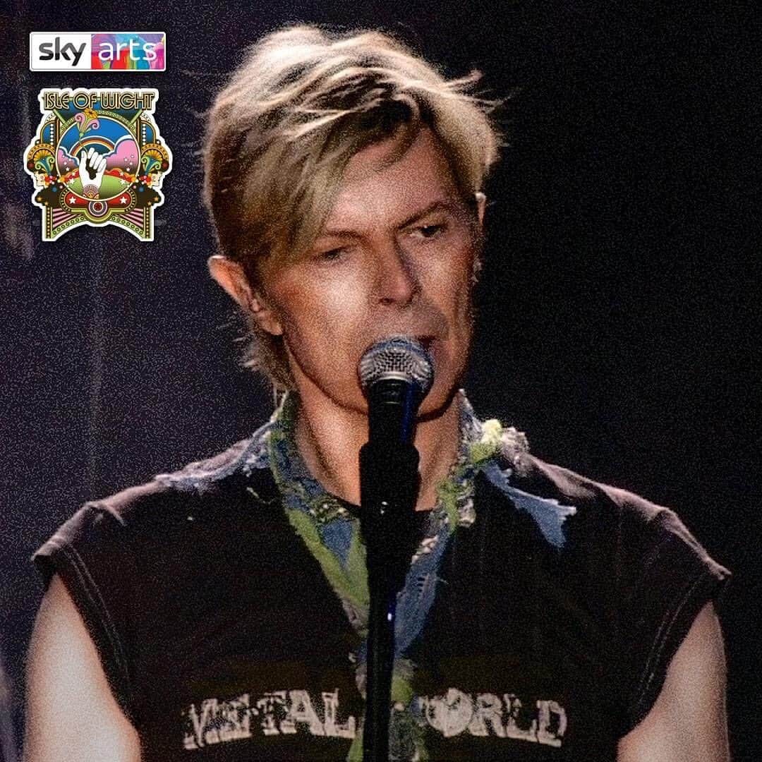 デヴィッド・ボウイさんのインスタグラム写真 - (デヴィッド・ボウイInstagram)「ISLE OF WIGHT ON SKY ARTS ON SUNDAY “See the great Wight star...” As if there wasn't enough Bowie on TV and radio this weekend (there's never enough), what with BBC TWO's Bowie Night (which kicks off ‪at 21:15‬ in the UK this evening), and Absolute Radio’s virtual Isle of Wight Front Room Festival, Sky Arts will also be showing footage from the latter on Sunday. ‪https://smarturl.it/SkyArtsIOWBNet‬ (Temp link in bio)  With this year’s festival unable to take place, Sky Arts is showing “Isle of Wight Festival - Greatest Hits” over this weekend as they air exclusive content from the archives. However, only a handful of performances of the 20-song set from Bowie's final full UK show were filmed on the day (16 years ago today) and those were:  Rebel Rebel Sister Midnight All The Young Dudes The Loneliest Guy I'm Afraid Of Americans "Heroes"  In 2010, Sister Midnight, All The Young Dudes and "Heroes" were made available as videos on iTunes. So, best case scenario is that Sky Arts is showing all six of the filmed songs, though the timeslot suggests there won't be enough time for them all. Either way, we'll leave you with the line-up for Sunday... SUNDAY  19.00 - Iggy Pop (2016) 19.30 - Simple Minds (2009) 20.00 - Manic Street Preachers (2018) 20.30 - Nile Rodgers and Chic (2018) 21.00 - Kings of Leon (2014) 21.30 - David Bowie (2004) 22.00 - Rod Stewart (2017) 22.30 - The Specials (2014) 23.00 - Blondie (2010) 23.30 - Biffy Clyro (2019)  #BowieIOW  #BowieAbsolute  #BowieSkyArts」6月14日 2時38分 - davidbowie