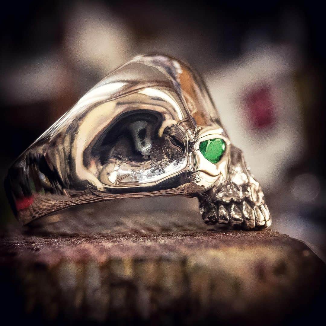 クレイジーピッグさんのインスタグラム写真 - (クレイジーピッグInstagram)「Large evil Skull with Emerald eyes 😍 #green #eyes #silver #skull #ring #heavymetal #rocknroll #gothic #gothicjewellery」6月14日 2時57分 - crazypigdesignslondon