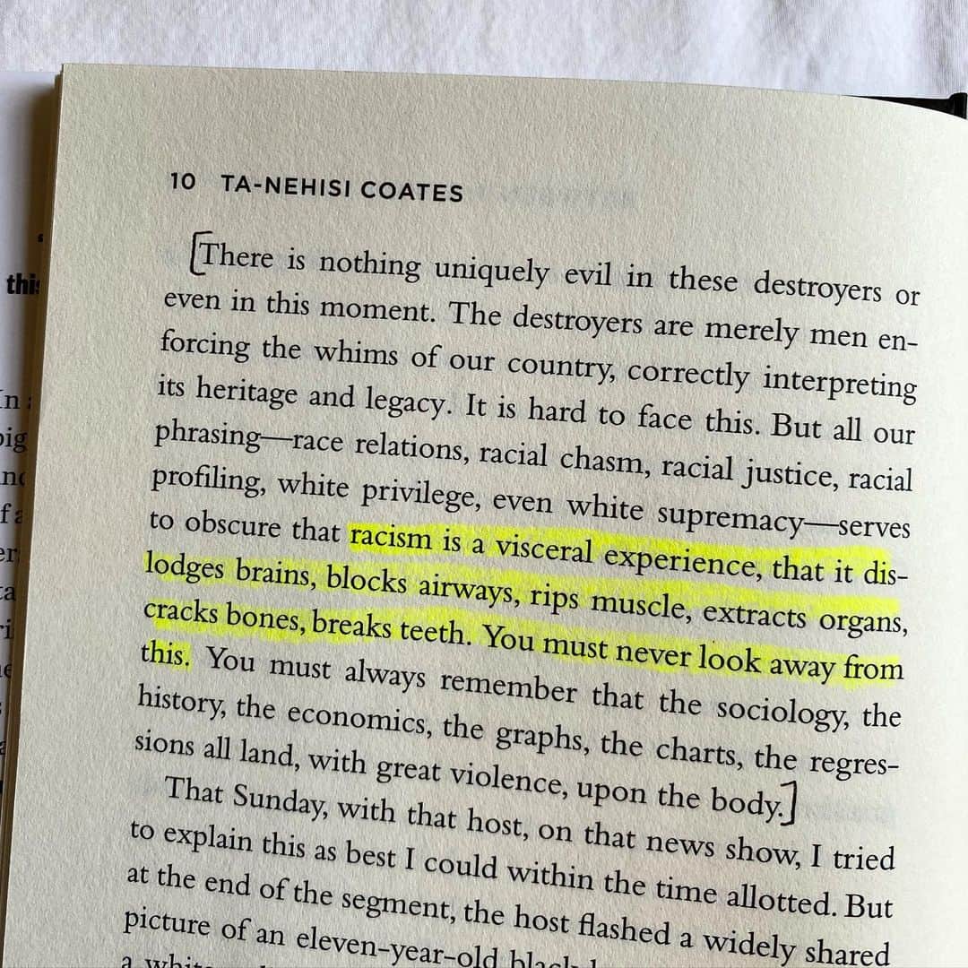 ビッツィー・トゥロックのインスタグラム：「Re-reading #BetweenTheWorldAndMe by @tanehisipcoates」