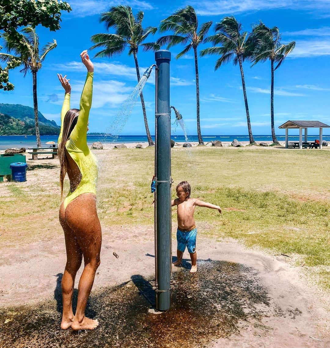 アラナ・ブランチャードのインスタグラム：「Beach day, surfing and outdoor showers with my best friend. What are you guys doing today?」