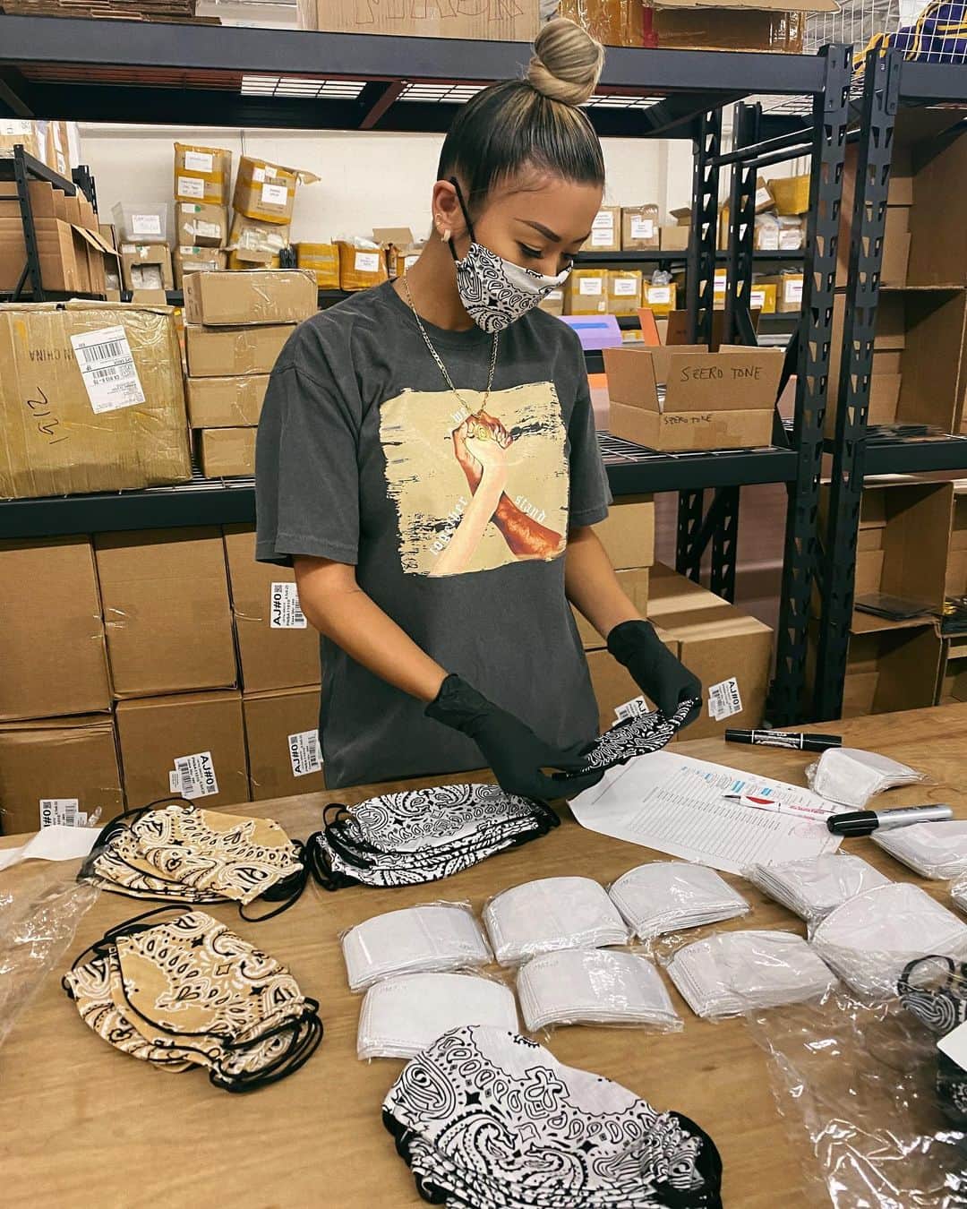 リアン Vのインスタグラム：「Put in work! 💪🏽🔥 Packing and shipping my bandana masks to you with love ❤️ Thanks to everyone for all your support! If you haven’t ordered yours, order them now at @shoplianev ❗️Love you guys!」