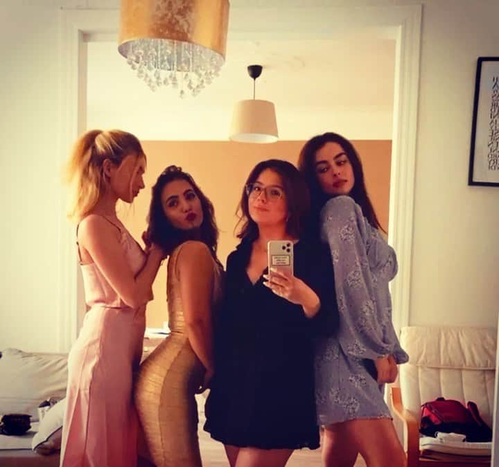 アマニ・ファンシーのインスタグラム：「👯‍♀️👯‍♀️」