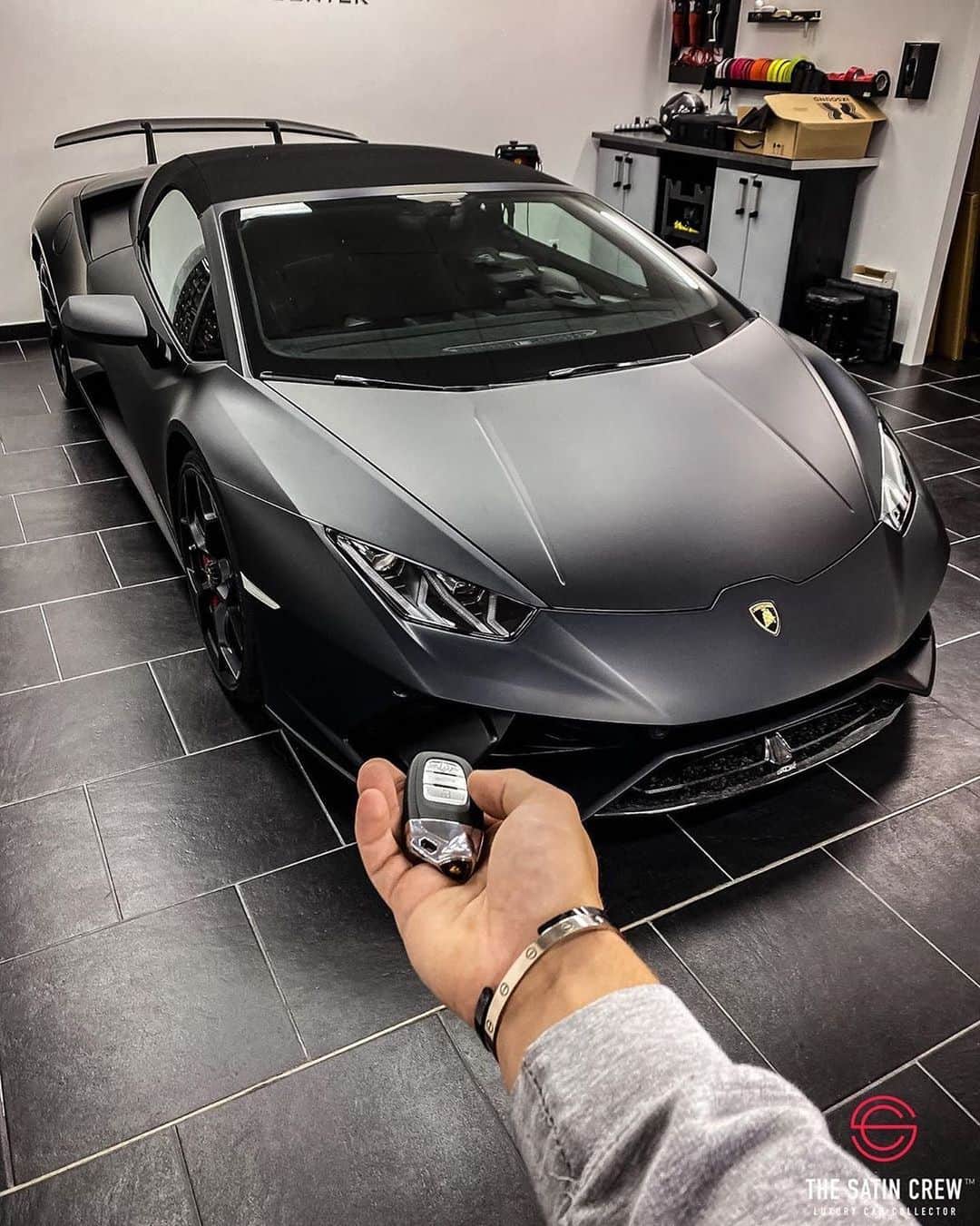 CARLiFESTYLEさんのインスタグラム写真 - (CARLiFESTYLEInstagram)「What would you do if someone gave you the keys to a Lambo? Owner @thesatincrew #carlifestyle #huracanperformante」6月14日 3時25分 - carlifestyle