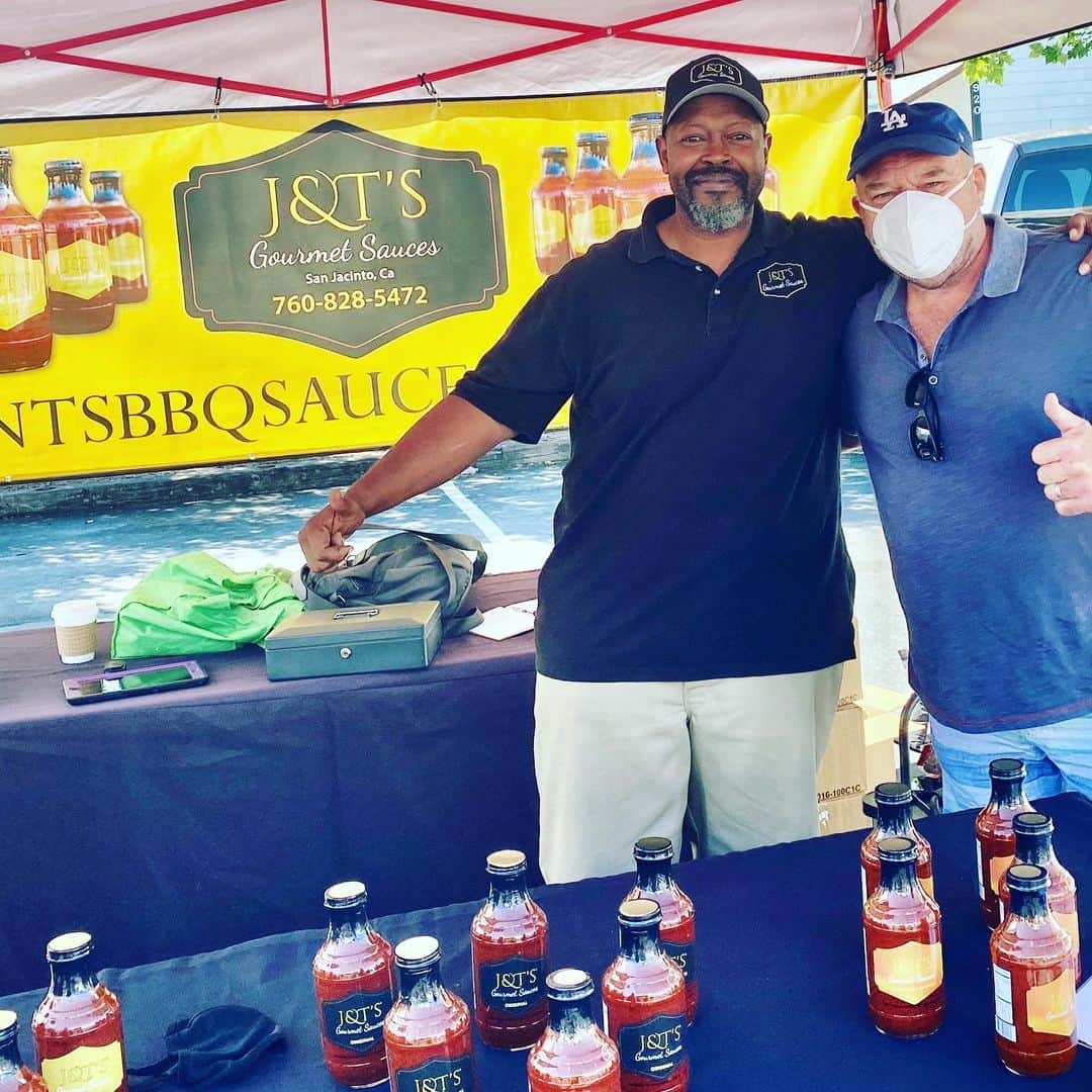 ディーン・ノリスのインスタグラム：「Supporting local #blackownedbusiness #veteranownedbusiness And you should too! This bbq sauce is off the hook! Been buying for years love it! Get some today at jntsbbqsauce.com @jntsbbqsauce」