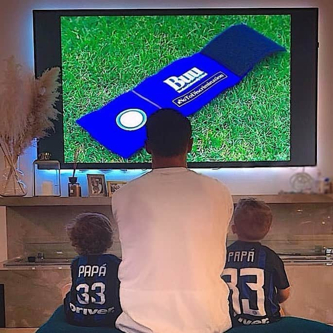 ダニーロ・ダンブロージオさんのインスタグラム写真 - (ダニーロ・ダンブロージオInstagram)「R e a d y 📺 👨‍👦‍👦🖤💙#notodiscrimination #forzainter #notforeveryone @inter #dd33」6月14日 3時28分 - danilodambrosioreal