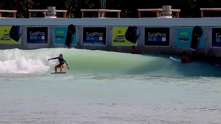 リンゼイ・ジャコベリスのインスタグラム：「Fun clips from last week.... open to free coaching advice 🏄🏼‍♀️ 😝 @quiverboards @blenderseyewear @teamtoyota @stickybumpswax @paulmitchell #surf #waco #bsrcablepark #bikini #waves @bsrsurfresort  Thanks for all the video clips @darrin_shigeiseat」