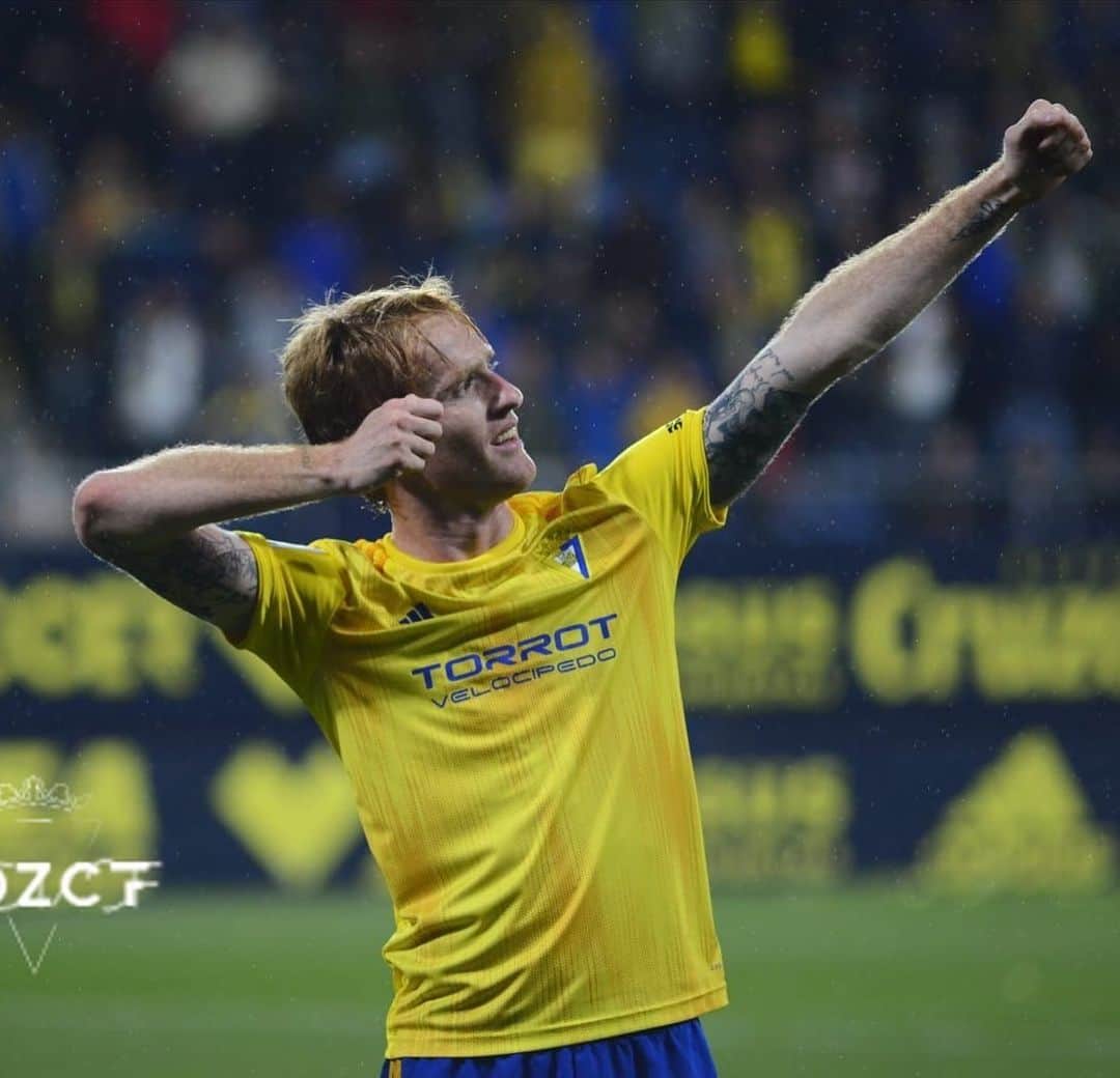 アレハンドロ・フェルナンデス・イグレシアスのインスタグラム：「24 horas y vuelve el Cádiz💛💙 #AF8 #Mehandichoqueelamarillo」