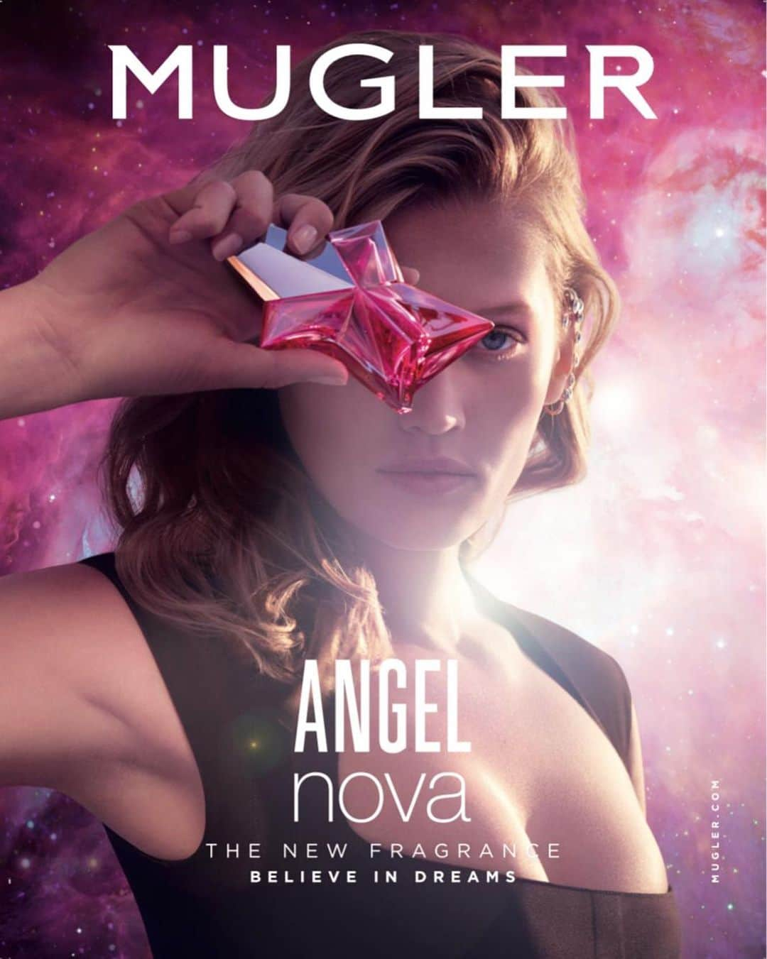 トニ・ガーンさんのインスタグラム写真 - (トニ・ガーンInstagram)「So excited to be the face of @muglerofficial new fragrance! #MuglerAngelNova has such an incredible history in the parfum world and I’m SO honored to be a part of this family 🪐 #believeindreams」6月14日 4時30分 - tonigarrn