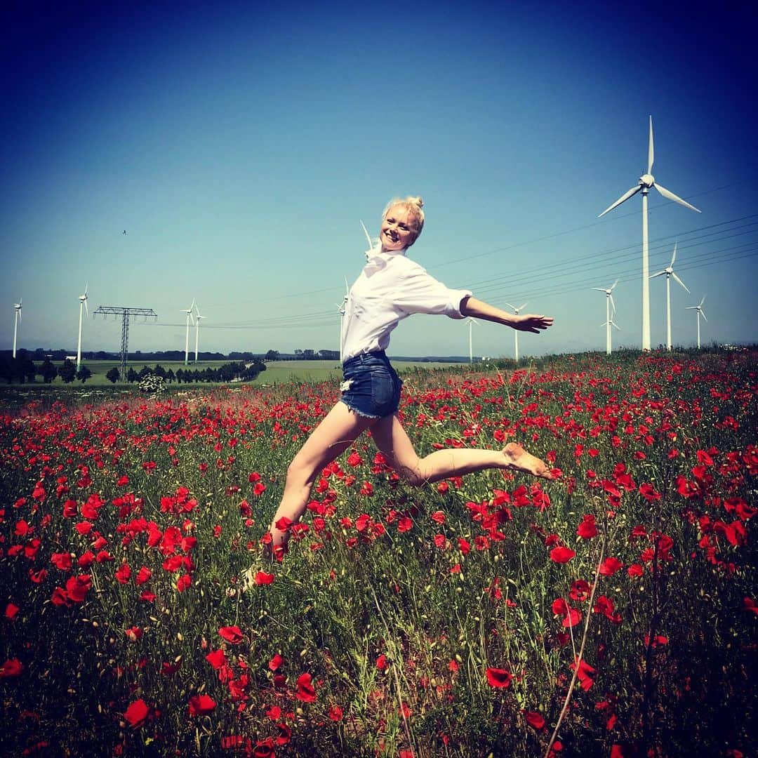 フランツィスカ・クヌッペさんのインスタグラム写真 - (フランツィスカ・クヌッペInstagram)「Come fly with me, let's fly, let's fly away 🎶 ❤️💋✨🙌🏻 ... love these poppy flower fields  #happyweekend #enjoylife #everysecond」6月14日 4時43分 - franziskaknuppe