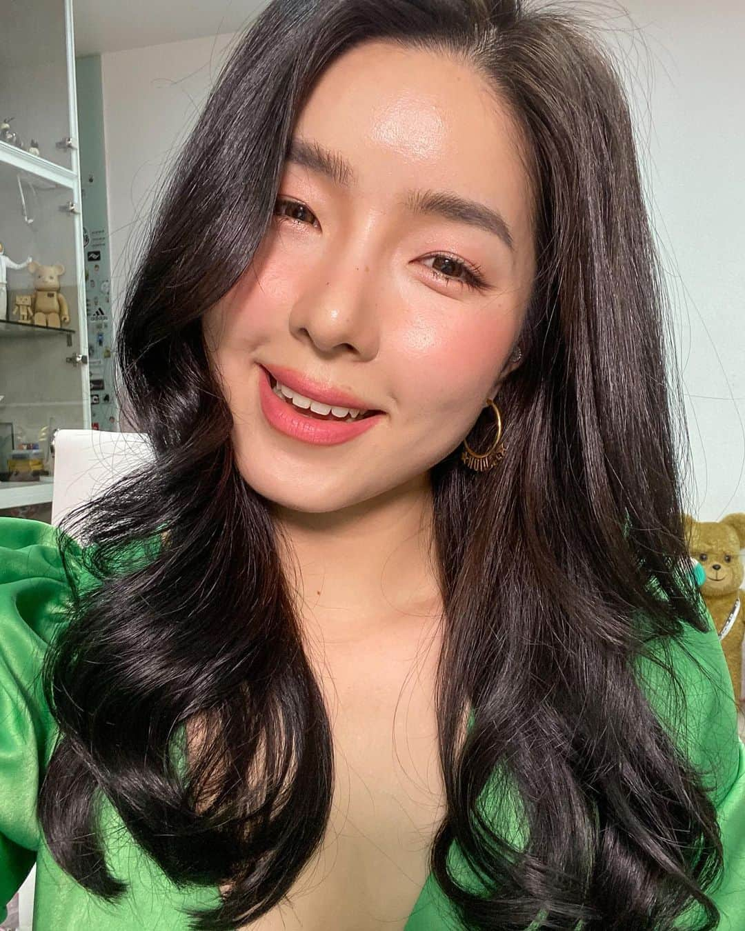 GYEON SEOさんのインスタグラム写真 - (GYEON SEOInstagram)「_* 🍃🌿🍃 . . @minddmakeup  @pong.walker  @yd001_official  #dysonairwrap  #queengsnap」6月14日 15時41分 - queengyeon