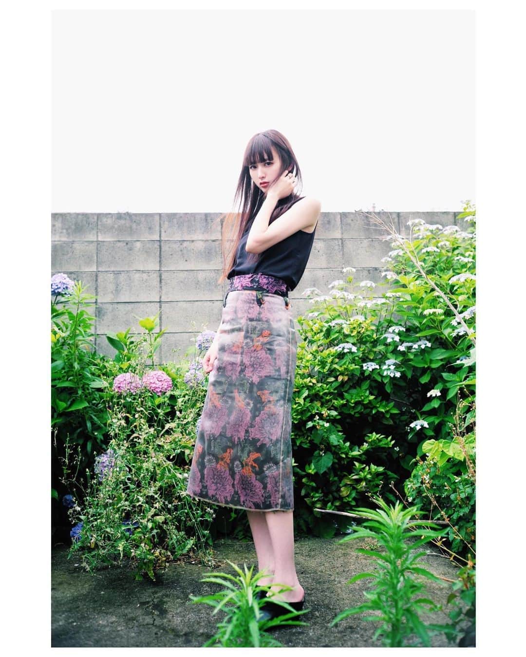 鈴木えみさんのインスタグラム写真 - (鈴木えみInstagram)「@lautashi transparent flower jacquard skirt 角度によって表情が変わるオーガンジーのベールに包まれた草花。 シンプルな白Tやブラウスと合わせても素敵。オールシーズン使える1枚です。 #Lautashi」6月14日 14時14分 - emisuzuki_official