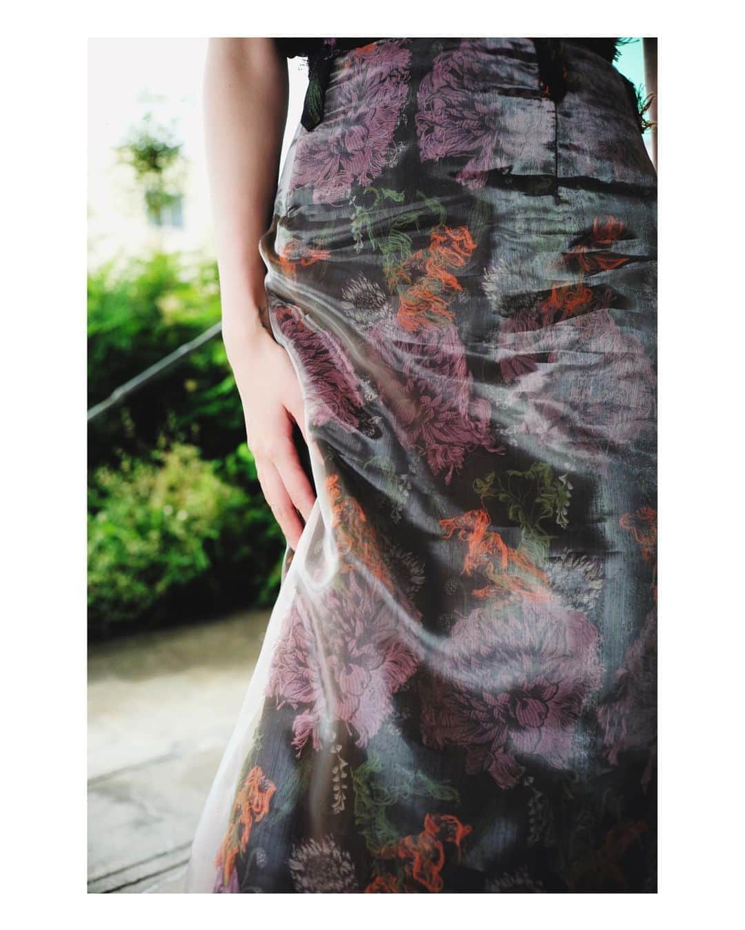 鈴木えみさんのインスタグラム写真 - (鈴木えみInstagram)「@lautashi transparent flower jacquard skirt 角度によって表情が変わるオーガンジーのベールに包まれた草花。 シンプルな白Tやブラウスと合わせても素敵。オールシーズン使える1枚です。 #Lautashi」6月14日 14時14分 - emisuzuki_official