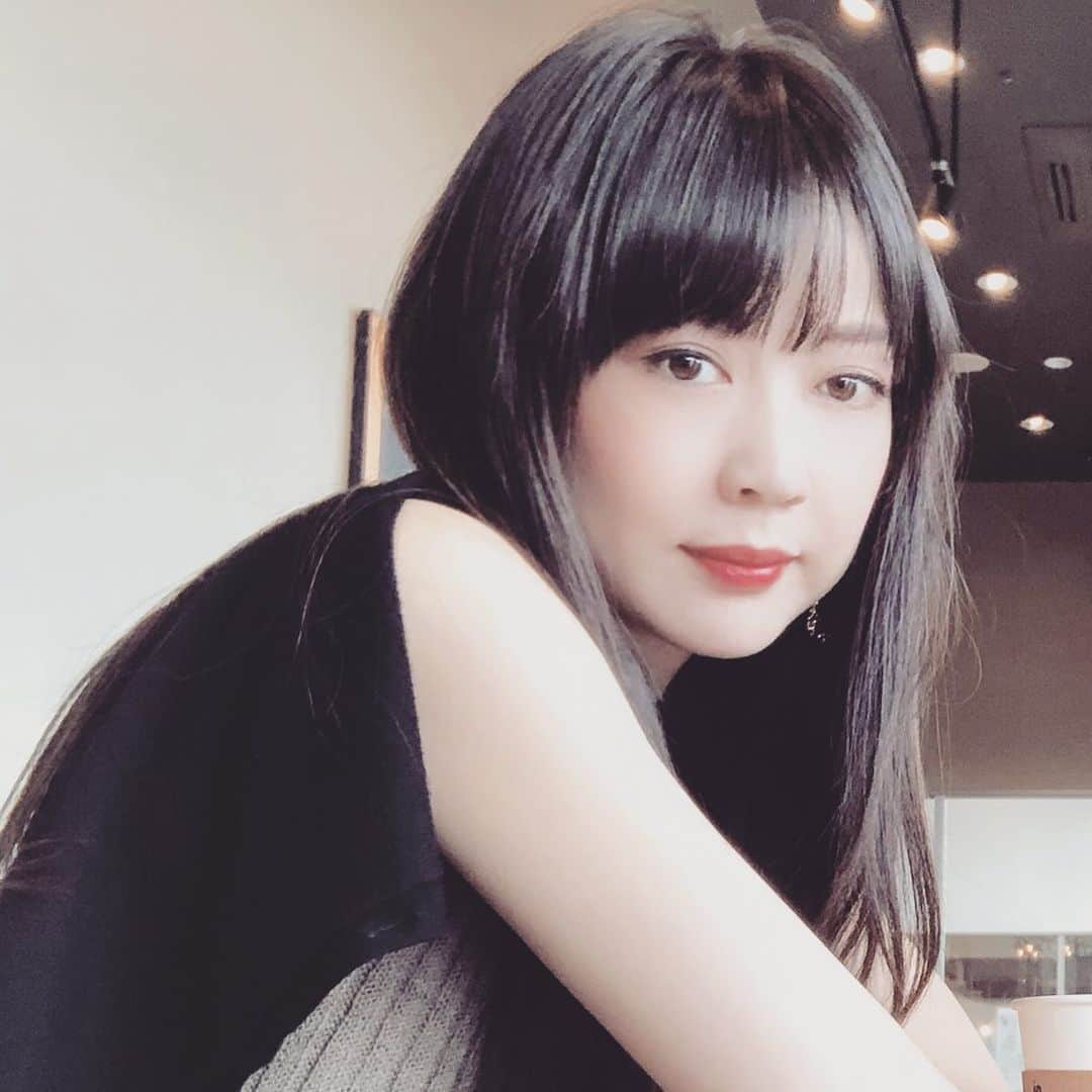 瑛蓮のインスタグラム：「歩き過ぎてヘロヘロになったときに、紅いリップを塗ると、ちょっとだけ元気が出るので、おすすめです。  #瑛蓮 #紅いリップ」