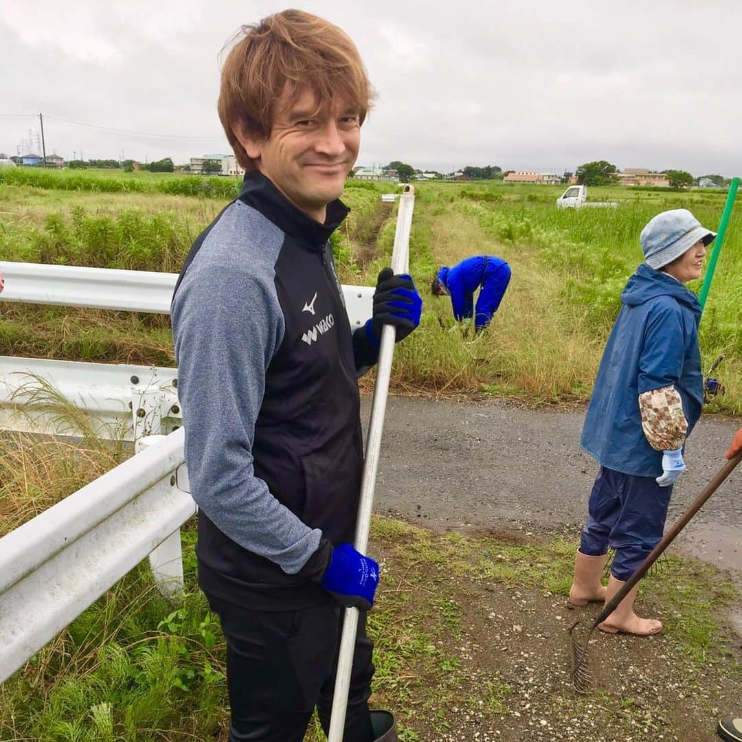 カレン・ロバートさんのインスタグラム写真 - (カレン・ロバートInstagram)「木更津市中郷地区の用水路大掃除に参加しました🥳✨ 用水路の敵である雑草や落ち葉、ゴミなど綺麗綺麗しました🧒🏻💕 最後はレジェンド達の後ろで一人前になった気分でパチリ😎✨ うける 長靴と草刈機は大事🤤 草刈り機マスターしますです😎👍 #木更津#中郷地区#用水路大掃除#初体験#ハーパン#スニーカー#で参加#皆さん恐らく困惑#着替えて#長靴借りる#まだまだペーペー#ローヴァーズ#スポンサー#ワコー#WAKO#ジャージ#かっこええ」6月14日 14時23分 - bobby201608