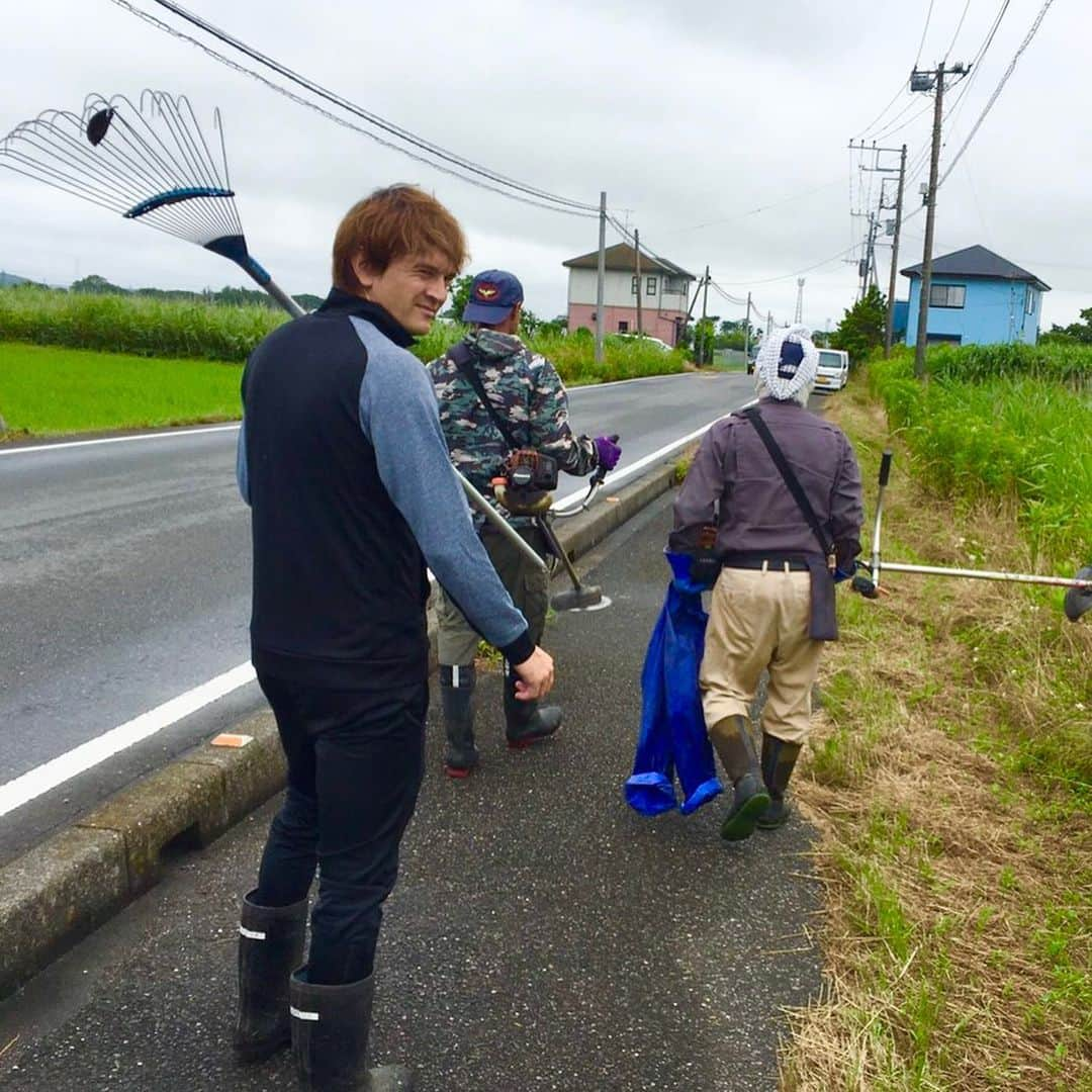 カレン・ロバートさんのインスタグラム写真 - (カレン・ロバートInstagram)「木更津市中郷地区の用水路大掃除に参加しました🥳✨ 用水路の敵である雑草や落ち葉、ゴミなど綺麗綺麗しました🧒🏻💕 最後はレジェンド達の後ろで一人前になった気分でパチリ😎✨ うける 長靴と草刈機は大事🤤 草刈り機マスターしますです😎👍 #木更津#中郷地区#用水路大掃除#初体験#ハーパン#スニーカー#で参加#皆さん恐らく困惑#着替えて#長靴借りる#まだまだペーペー#ローヴァーズ#スポンサー#ワコー#WAKO#ジャージ#かっこええ」6月14日 14時23分 - bobby201608