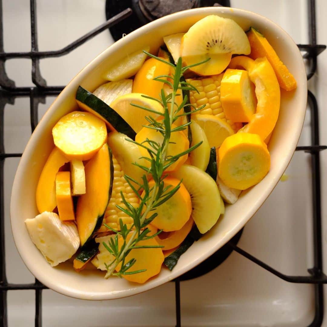 麻木久仁子さんのインスタグラム写真 - (麻木久仁子Instagram)「黄！黄！黄！  黄色い野菜のグリル。  パプリカ、ズッキーニ、かぼちゃ、キウイ、レモン、とうもろこし。  味付けは塩とオリーブオイルのみ。ローズマリーをのせたら、180℃くらいのオーブンでこんがりするまで焼きます。  各地続々と梅雨入り。 ということで、薬膳的には「脾」をいたわる季節です。  カラダの水捌けをよくしないと脾の働きが弱る………😨 ジメジメした湿邪を払うおすすめ食材は「とうもろこし」🌽 清熱利湿、健脾で、 むくみを取り疲れを癒す食材です！」6月14日 14時24分 - kunikoasagi