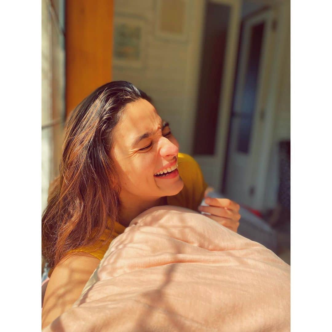 アリア・バットのインスタグラム：「happy sunlight sunday 🙃  p.s - thank you my dearest @anushkasharma for inspiring me to go on sunlight hunt in my house 🤓🤓 May the light always be with you ( and me ) ☀️☀️」