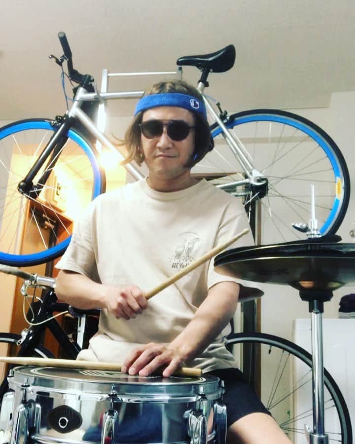 おたこぷーのインスタグラム：「ドラム漫談　怒り #ドラム #日曜日 #雨 #ベランダ」