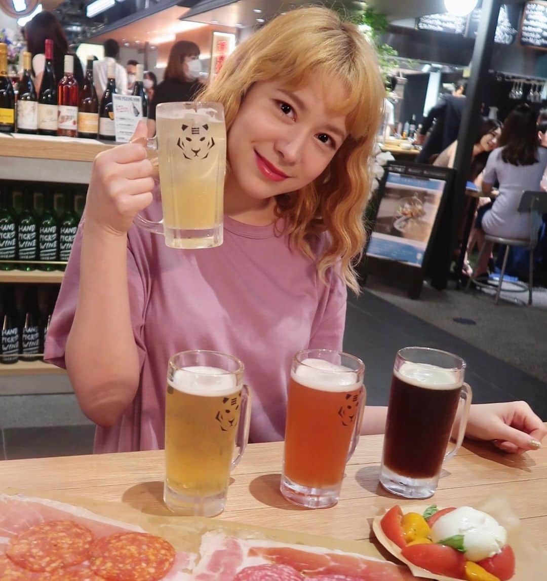 のインスタグラム：「新しくできた虎ノ門横丁に行ってきたよー❤️🧡 真ん中あたりにあるスペースで色んなお店のテイクアウトをして頂きました😋💓 ＿＿＿＿＿＿ ＿＿＿＿＿＿ ＿＿＿＿＿＿ toranomonbreweryのレモンサワーエールにクラフトビール🍺ハムの盛り合わせとカプレーゼ🍅 @hand_picking_wine のオレンジワイン🍊もつ煮込みはハーブが入っててお洒落で美味しかった🌿💕 他にも色々食べたのでまた載せますー❣️🥟 @toranomon_shushokudo @toranomon_yokocho  #虎ノ門ヒルズ #虎ノ門横丁　#虎ノ門ランチ #虎ノ門グルメ #washoku #グルメ好きな人と繋がりたい #東京グルメ #グルメ女子 #銀座 #ginzatokyo #ginza  #日本料理　#和食　#居酒屋 #和食 #高級和食 #酒好きな人と繋がりたい #お酒好きな人と繋がりたい #日本酒女子 #日本酒 #料理好きな人と繋がりたい 🍶 #酒好きな人と繋がりたい #酒好き女子 #お洒落さんと繋がりたい  #金髪　#ginza #tokyorestaurant #ビール　#クラフトビール　#ビール女子 #ワイン　#handpickingwine  #ビール好きな人と繋がりたい  @mecloset_fashion @gucci @chanelofficial」
