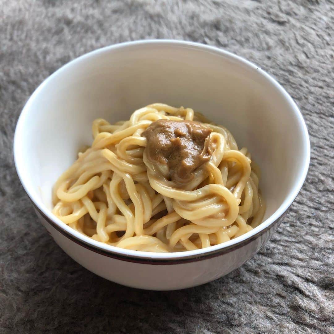 瑛蓮のインスタグラム：「ピーナツバターに黒酢を入れて、麺に絡ませたら、ランミーが出来る。  #瑛蓮 #上海冷麺 #お昼ごはん #夏の味」