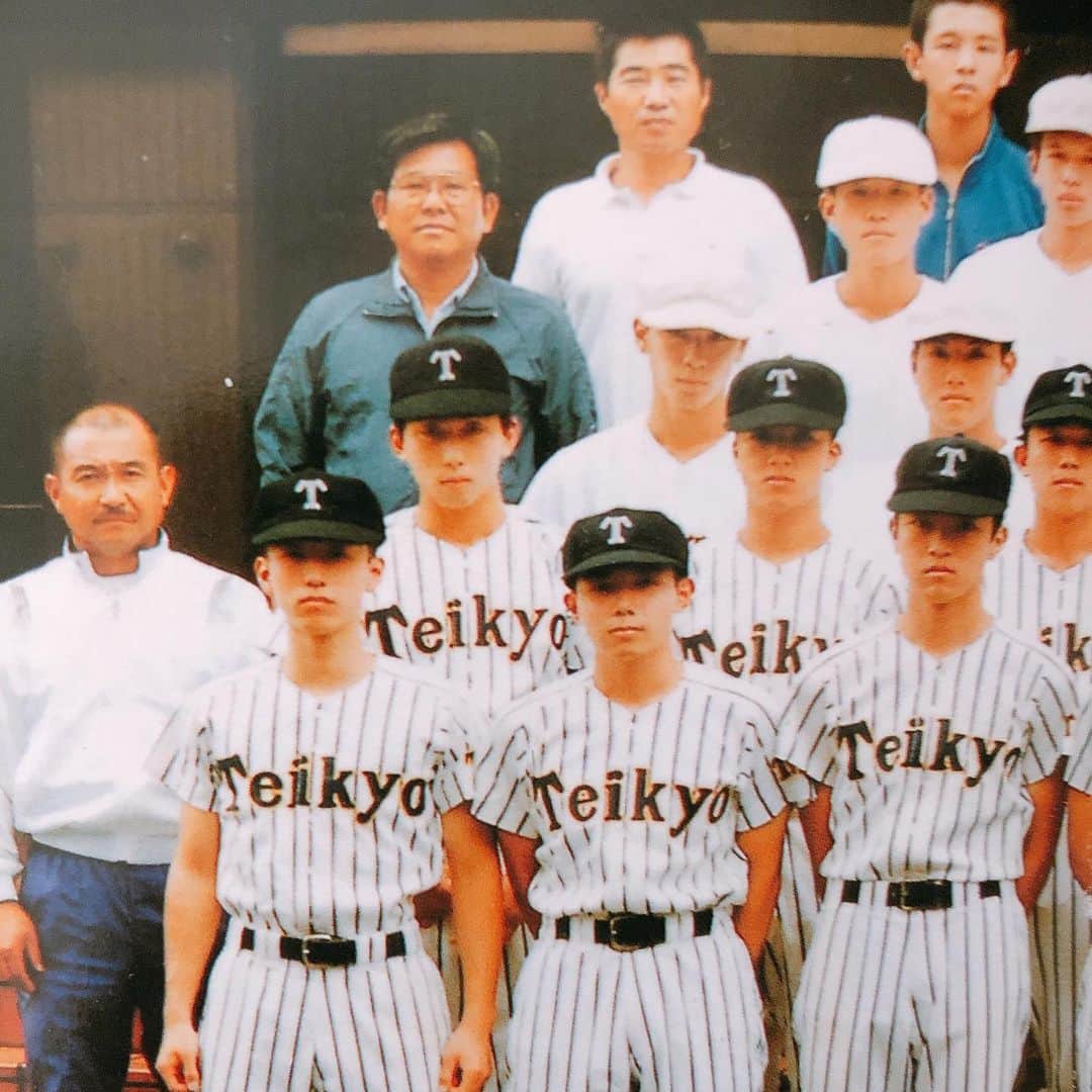 そうすけのインスタグラム：「帝京野球部時代 前列の真ん中がこのハゲ  背ちっちゃ！  #帝京高校 #野球部 #甲子園 #後ろにいる角刈りっぽい怖い顔しているのがキャンツーこと前田監督 #左の少し髪の毛が薄いのがガックンこと中村コーチ #中段にいるメガネかけた方がチャックこと五十木部長 #当時が懐かしい #27年ほど前 #これでも一応175cm #センバツで優勝 #帝京魂 #この時はこんなにハゲるとは思っていなかった #サブロクそうすけ」