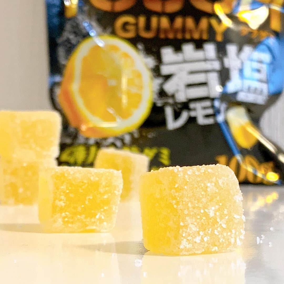 日本グミ協会さんのインスタグラム写真 - (日本グミ協会Instagram)「カバヤ『タフグミ岩塩レモン』。 去年はソルティグレープフルーツでしたが、今年も出ました夏の塩タフグミシリーズ。  個人的にはレギュラータフグミよりもソルティな夏のタフグミが好きです。  酸っぱいのではなく甘さを引き立て、引き締める味。  タフグミとしてのハードさに負けないジャリジャリした大粒のパウダー。  ファミリーマート限定です。  #日本グミ協会 #グミ #タフグミ #レモン  #ファミリーマート限定  #夏」6月14日 14時45分 - gummy_japan