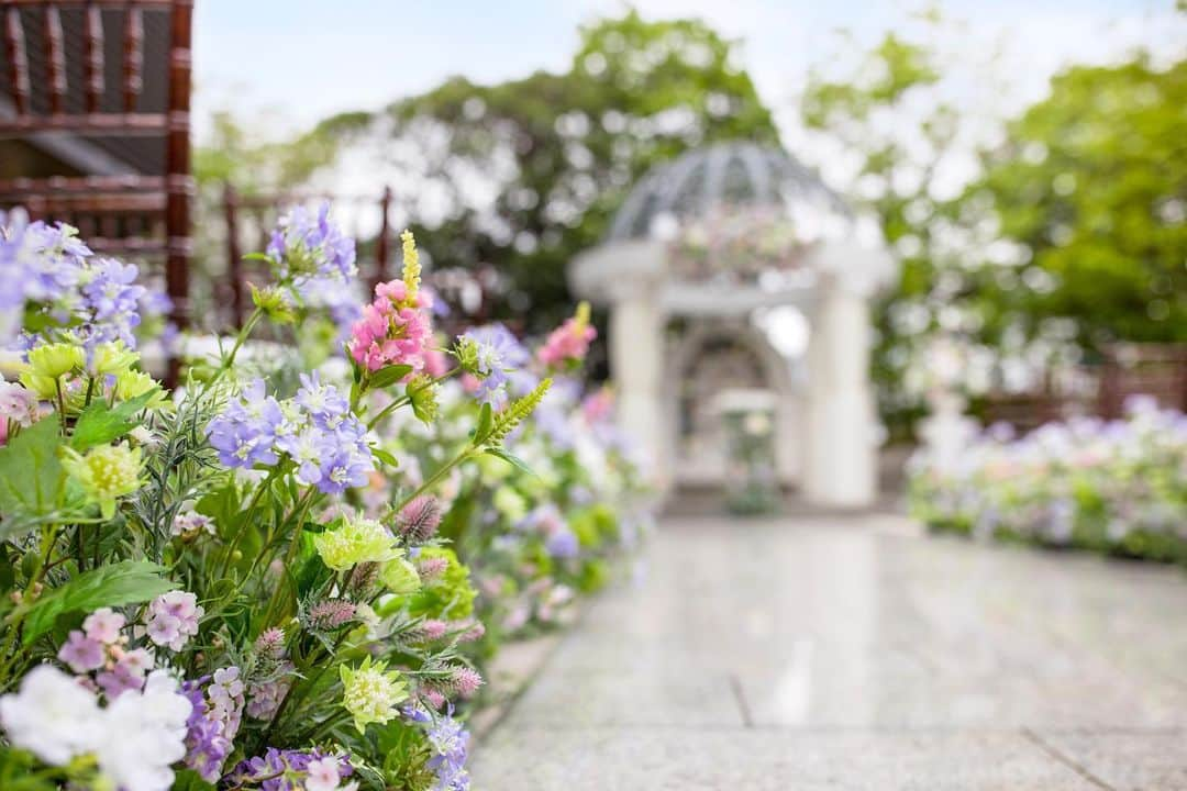 ホテルメルパルク東京ウエディングのインスタグラム：「. ・*〜Garden wedding〜*・ . . #チャペル #ガーデンチャペル #ガーデンウエディング #ナチュラルウエディング #結婚式 #結婚式場 #ブライダル  #ウエディングフォト  #日本中のプレ花嫁さんと繋がりたい #プレ花嫁  #式場探し #メルパルク #メルパルク東京」