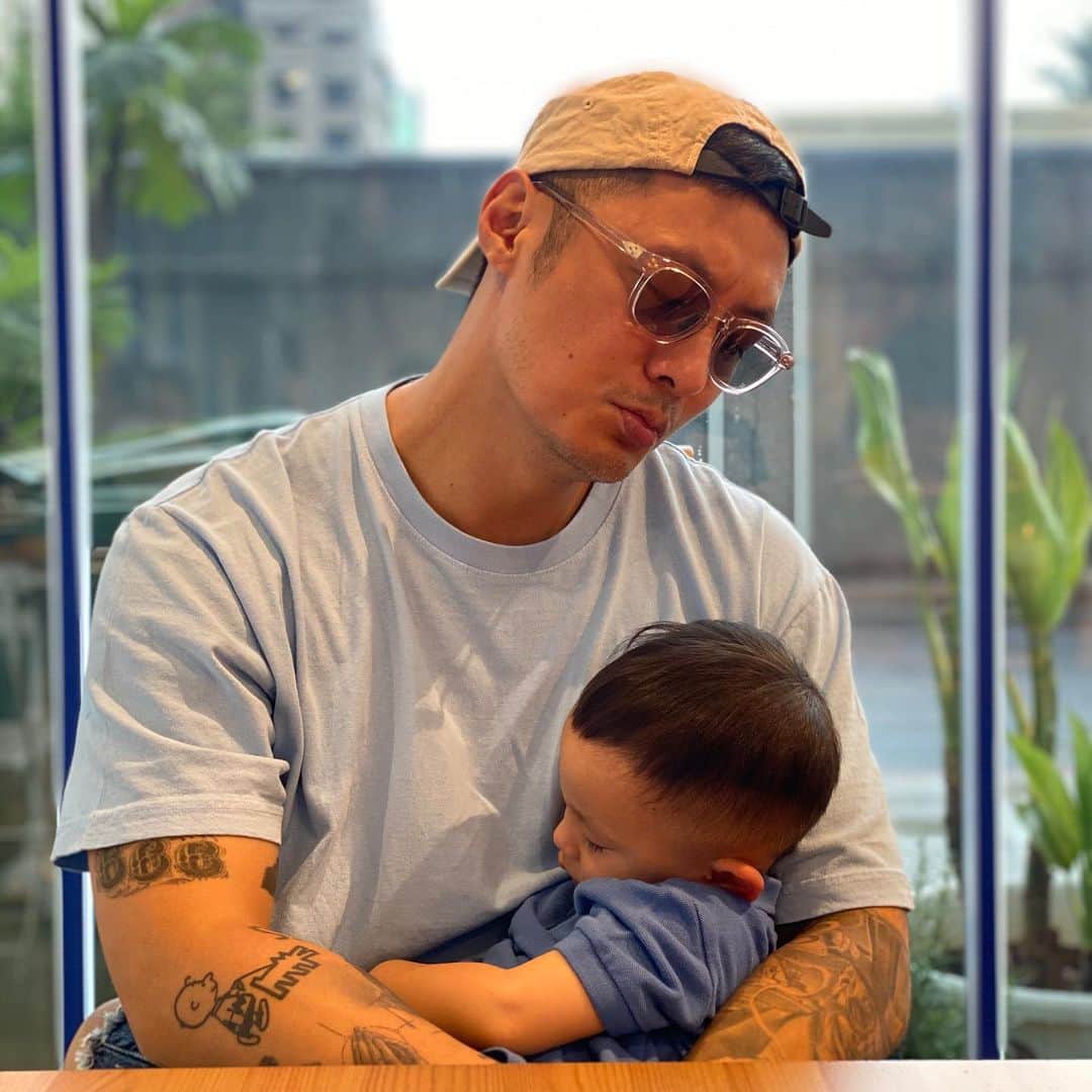 のインスタグラム：「一出來就睡覺💤 大哥我想吃飯啊.....😩」