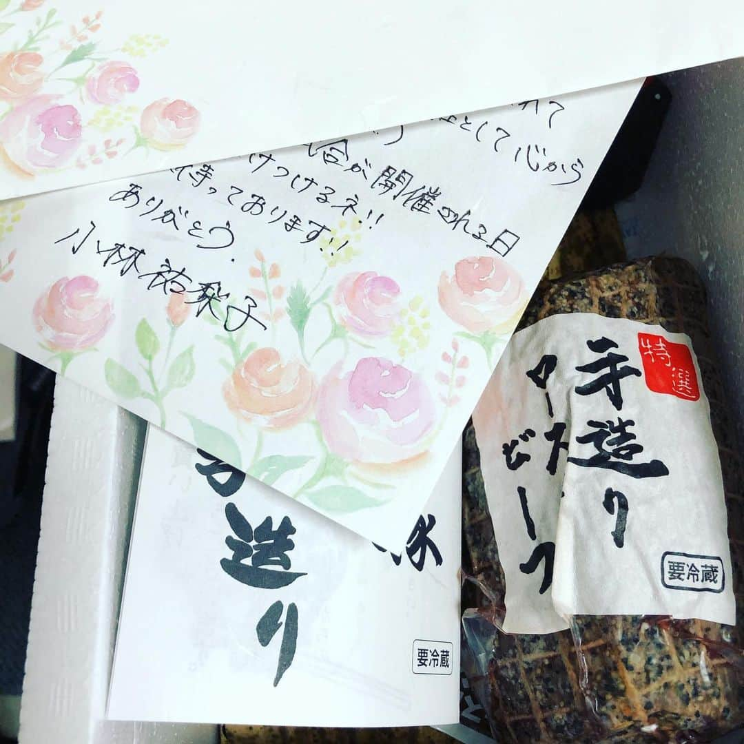 寺田明日香さんのインスタグラム写真 - (寺田明日香Instagram)「小林祐梨子ちゃんからお届け物が😭！ いつも連絡をくれる優しい姉さん🏃‍♀️ 夕飯メニュー決まらなくてイライラしてたところだったので、焼豚さんは救世主😭😭 早く会いたいよー！！ #寺田明日香 #小林祐梨子 #字も綺麗すぎる #ママアスリート #寺田家の日常」6月14日 14時57分 - terada_asuka