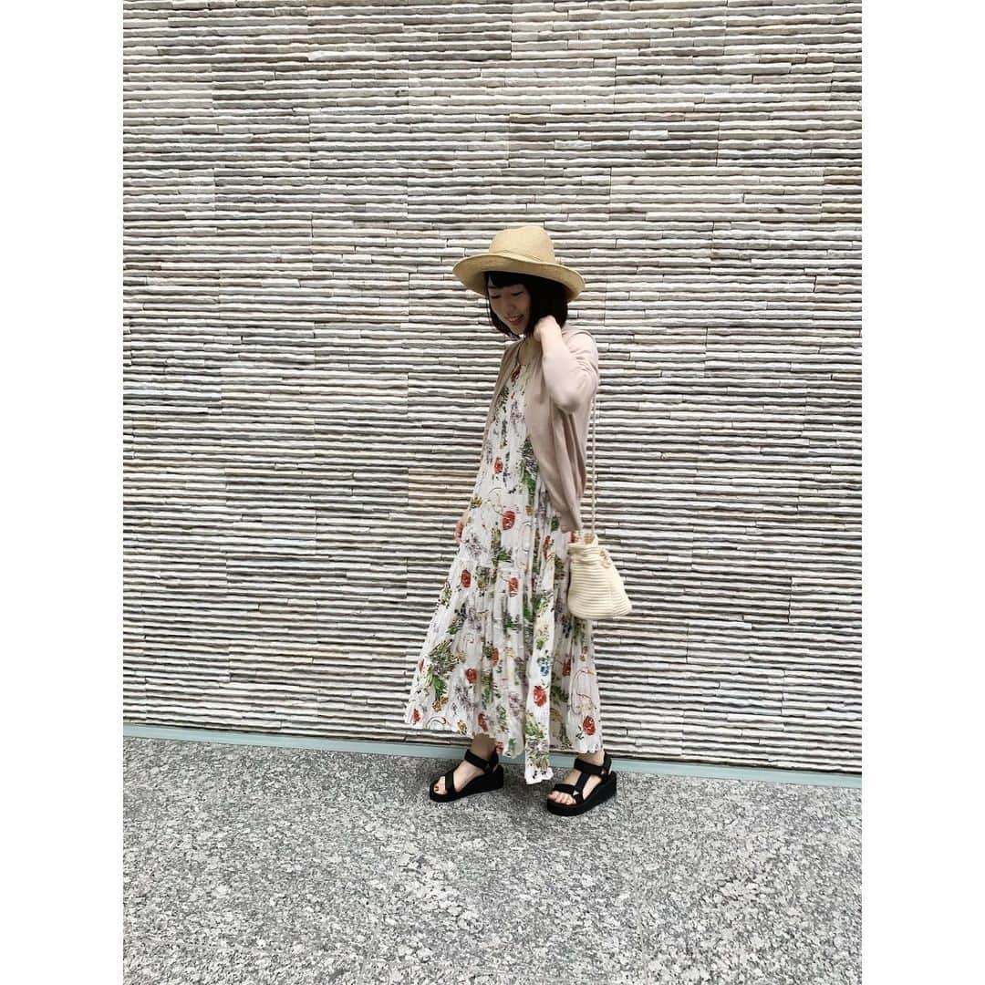 徳山沙季さんのインスタグラム写真 - (徳山沙季Instagram)「. ♡全身プチプラコーデの日👗 妊娠中に買ってた @uniqlo_ginza @inesdelafressangeparis の　#ツイストプリーツワンピース 💐 やっとおろせました🙌 . ベビーカーでお出かけの日は、 @uniqlo の　#uvカットスーピマコットンクルーネックカーディガン  #uvカットアジャスタブルキャペリンハット で紫外線対策☀️ . 安定感のある　@outletshoes_official のスポーツサンダルは最近よく履いています♡ . . #バッグ　: #gu #ワンピース　#カーディガン　#ハット　: #uniqlo #サンダル　: #アウトレットシューズ . . #uniqloginza2020ss #ootd #ponte_fashion #mineby3mootd  #outletshoes #outletshoes_life  #oggi #oggijp  #プチプラコーデ #おしゃれさんと繋がりたい #ママコーデ #コズレ公式インスタグラマー #gu_for_all #ユニクロきれいめ部 #紫外線対策　#gu夏コーデ2020 #みんなのguコーデ」6月14日 15時21分 - saki.whitesnow