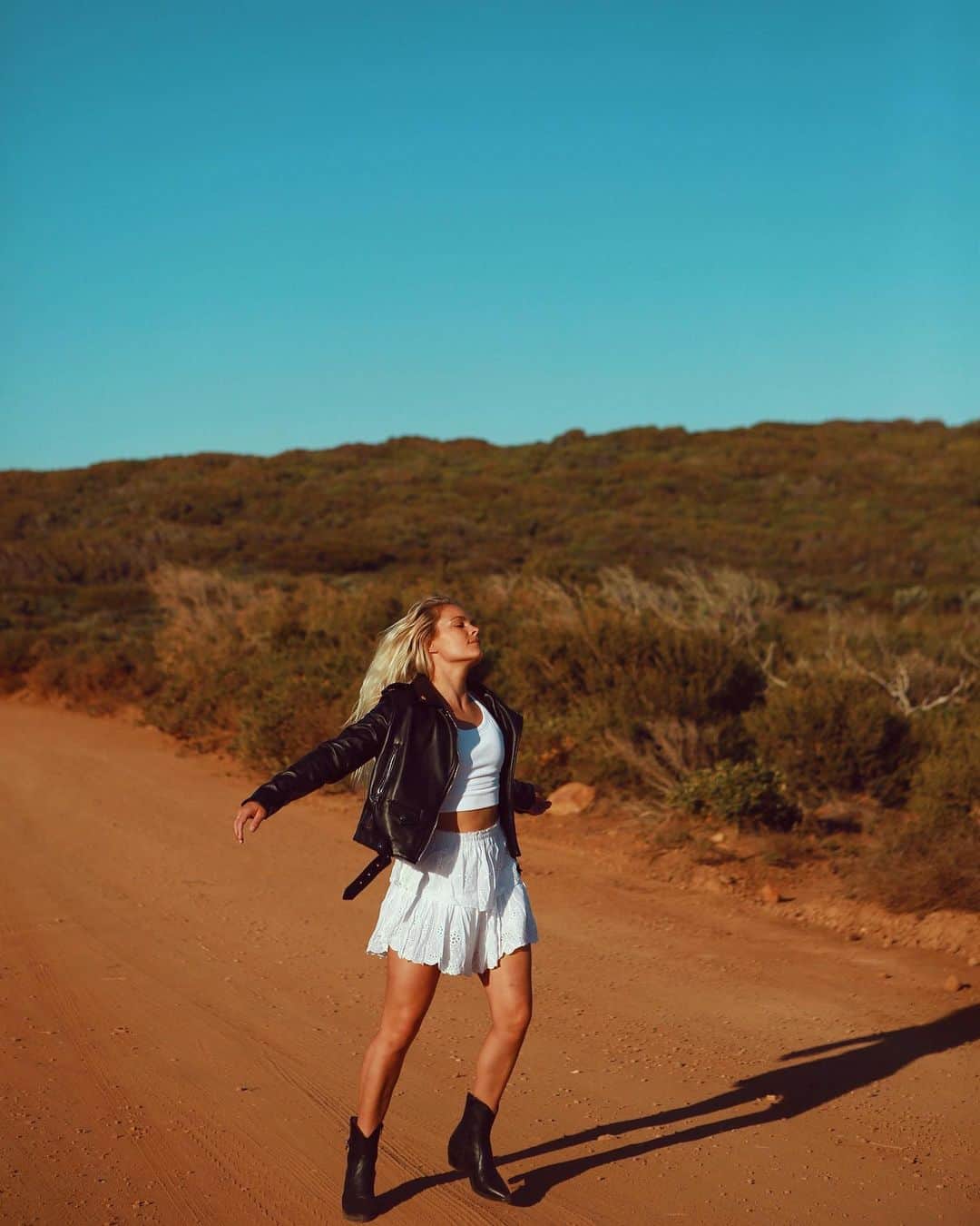 フェリシティー・パルマティアーのインスタグラム：「Red earth in my blood 🩸 @baredfootwear | @loveinmargs」
