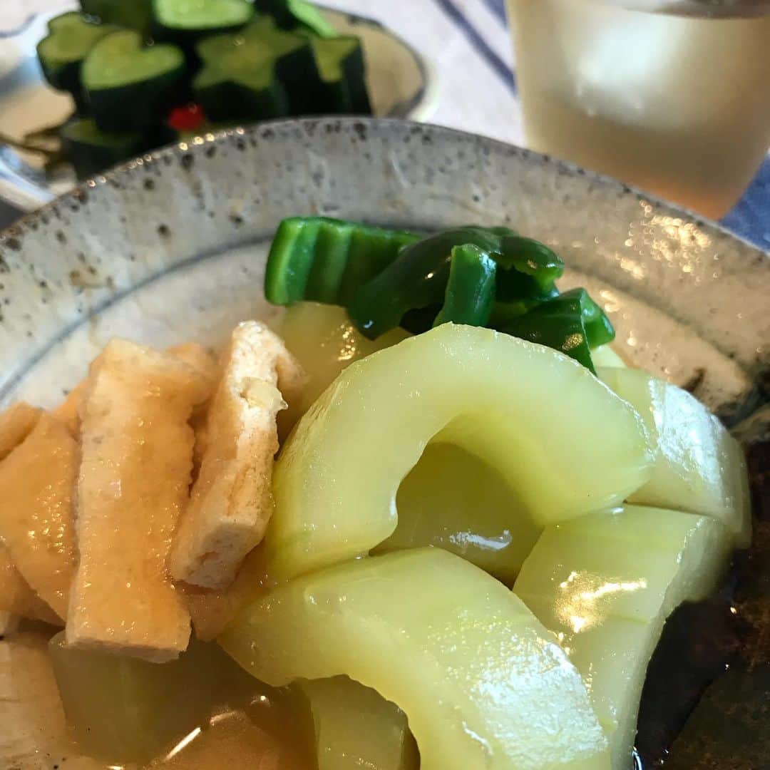 小谷あゆみのインスタグラム：「ベジアナ  の野菜クイズー Q、これ何の煮物でしょうか？ わかったあなたは野菜ツウ❣️ #野菜料理 #野菜バトン  #ベジバトン　 高橋亜矢子さんから渡された野菜バトン→野菜料理がいつもおいしそうな青木ミナちゃん 楽しく華やかなテーブルコーディネートとお料理の和美ちゃん よろしくおねがいしまーす❣️」