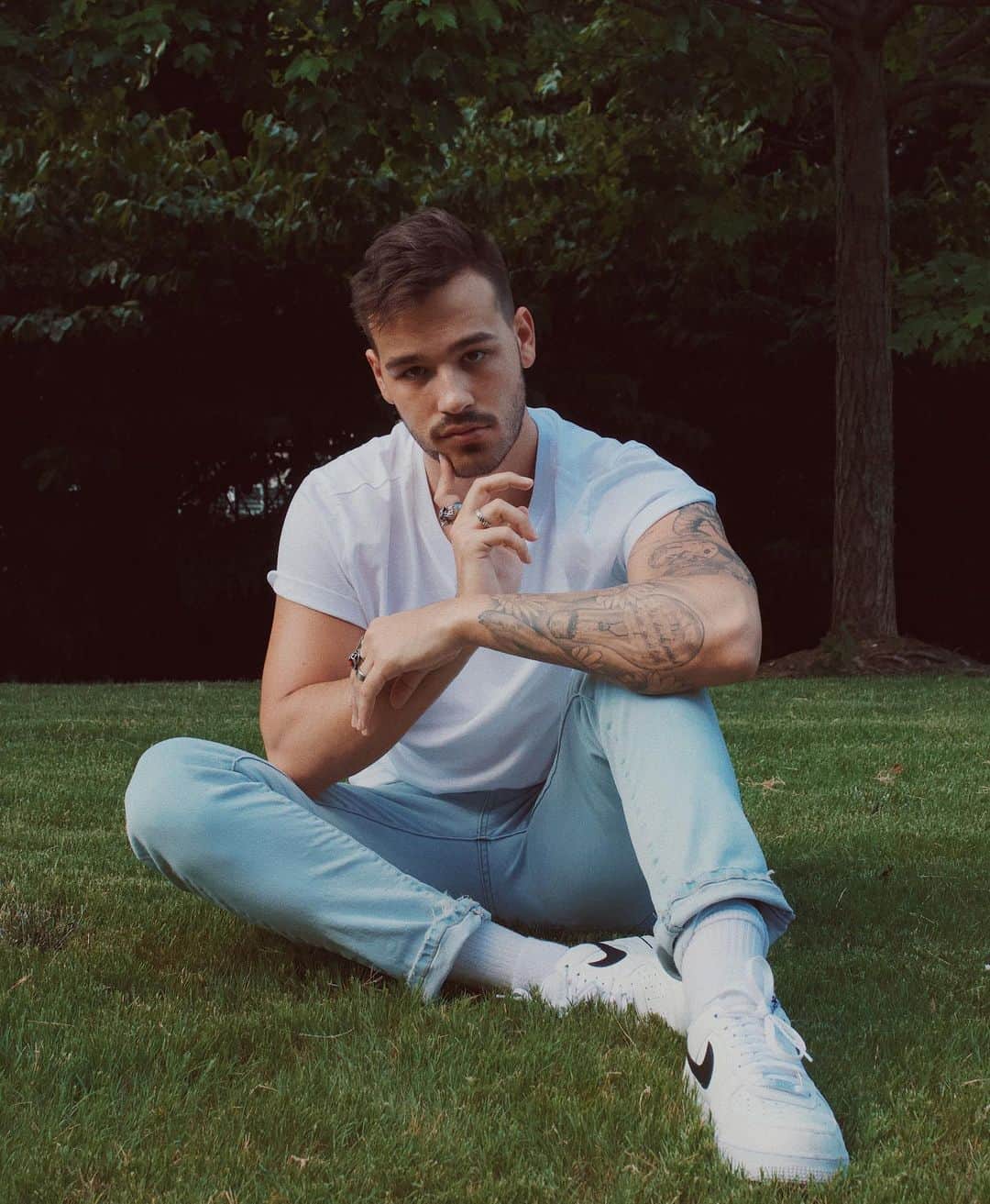ジェイコブ・ホワイトサイズのインスタグラム：「wet tshirt contest at my house later, about to secure the bag.」